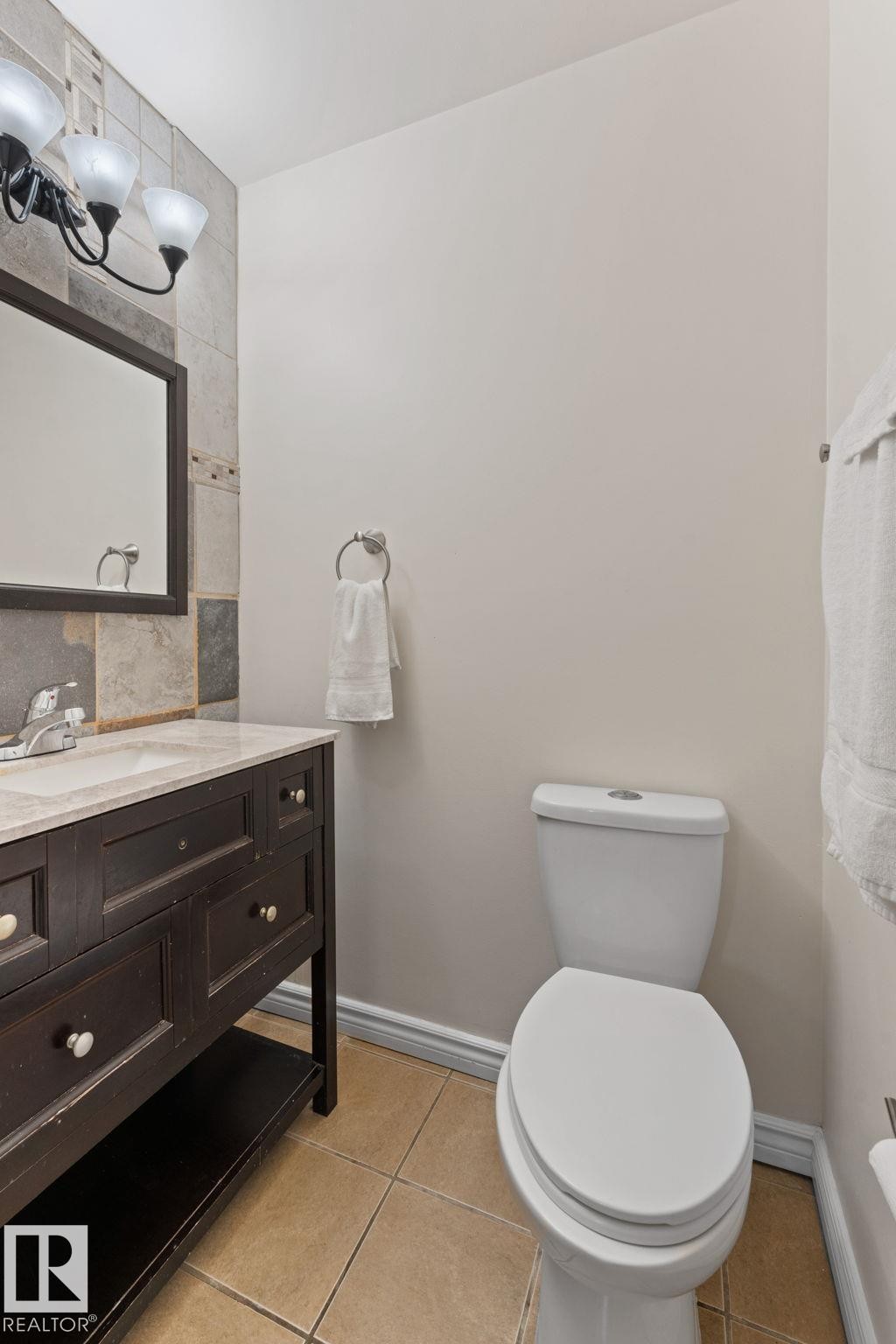 4621 126 Avenue, Edmonton, AB - Indoor Photo Showing Bathroom
