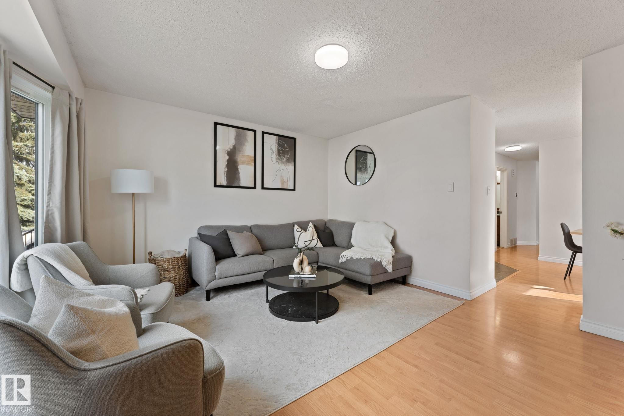 4621 126 Avenue, Edmonton, AB - Indoor Photo Showing Living Room