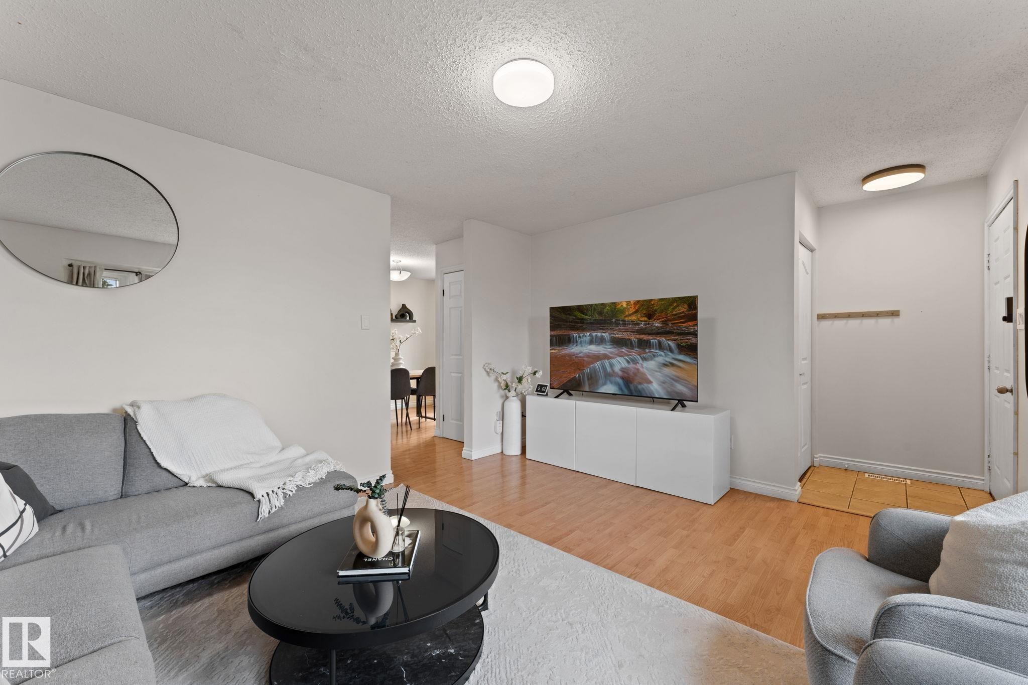 4621 126 Avenue, Edmonton, AB - Indoor Photo Showing Living Room