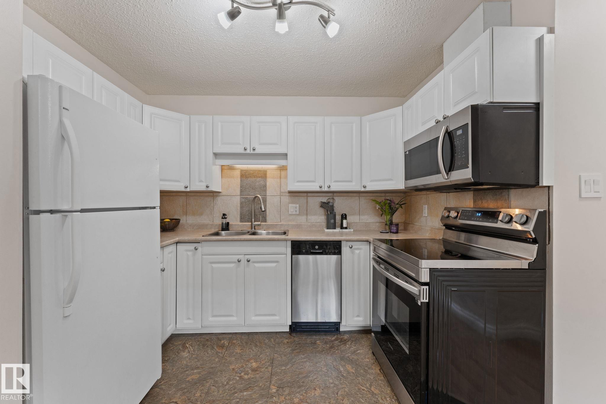 4621 126 Avenue, Edmonton, AB - Indoor Photo Showing Kitchen With Double Sink
