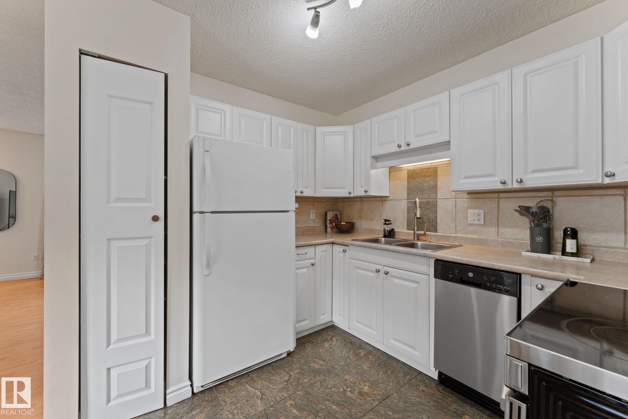 4621 126 Avenue, Edmonton, AB - Indoor Photo Showing Kitchen With Double Sink