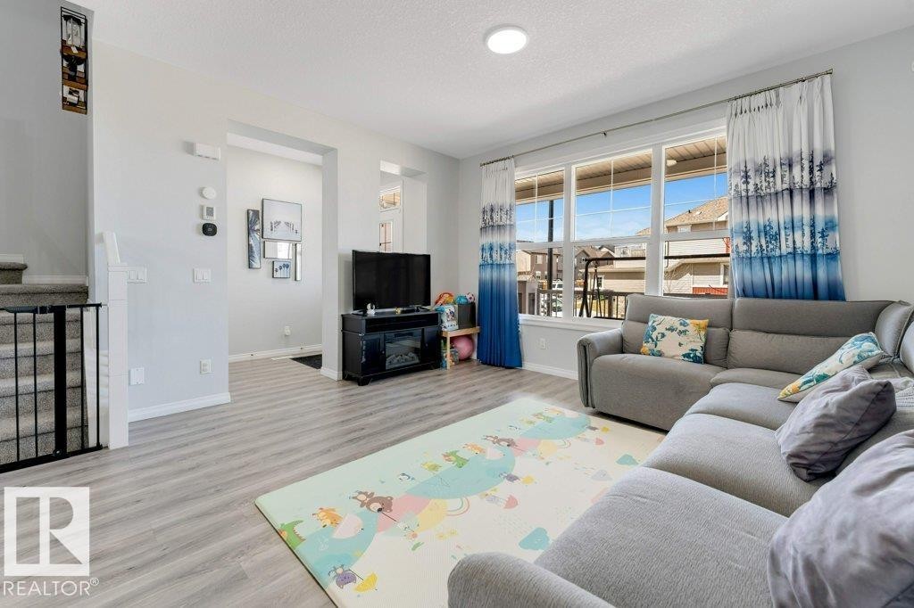 1305 Darby Way, Edmonton, AB - Indoor Photo Showing Living Room