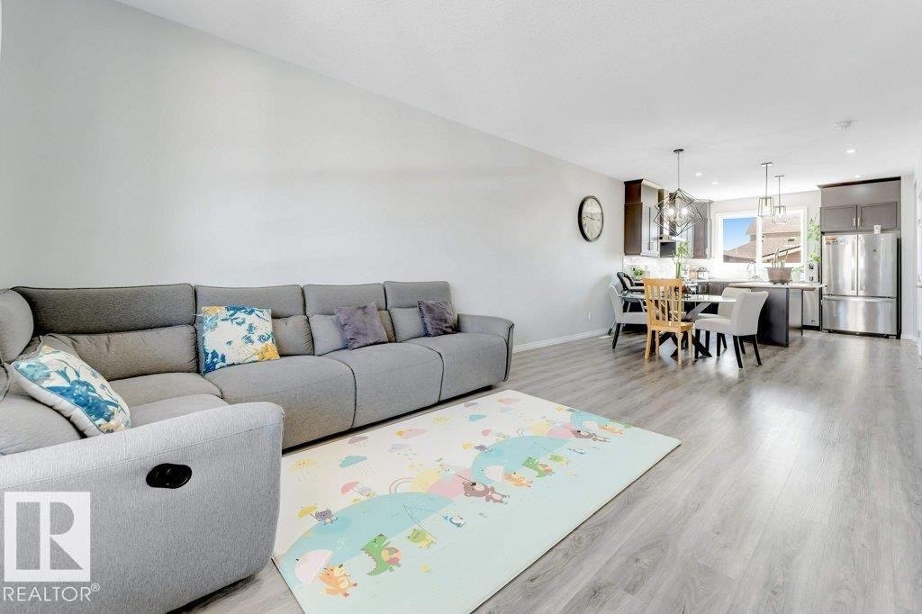 1305 Darby Way, Edmonton, AB - Indoor Photo Showing Living Room