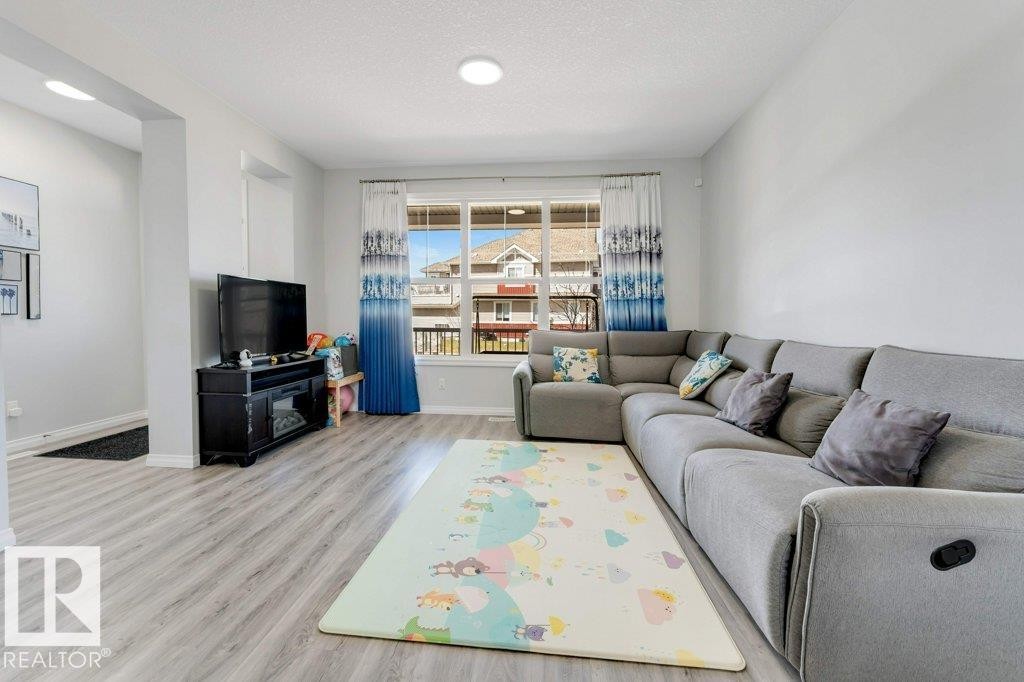 1305 Darby Way, Edmonton, AB - Indoor Photo Showing Living Room