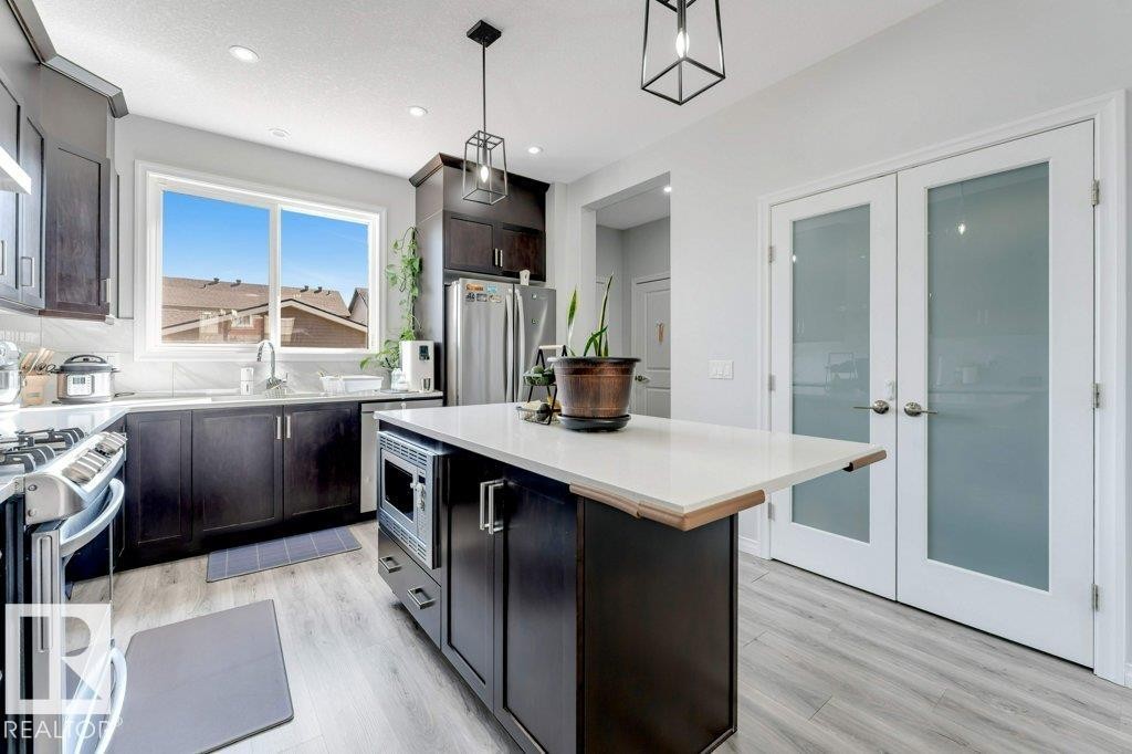 1305 Darby Way, Edmonton, AB - Indoor Photo Showing Kitchen With Upgraded Kitchen