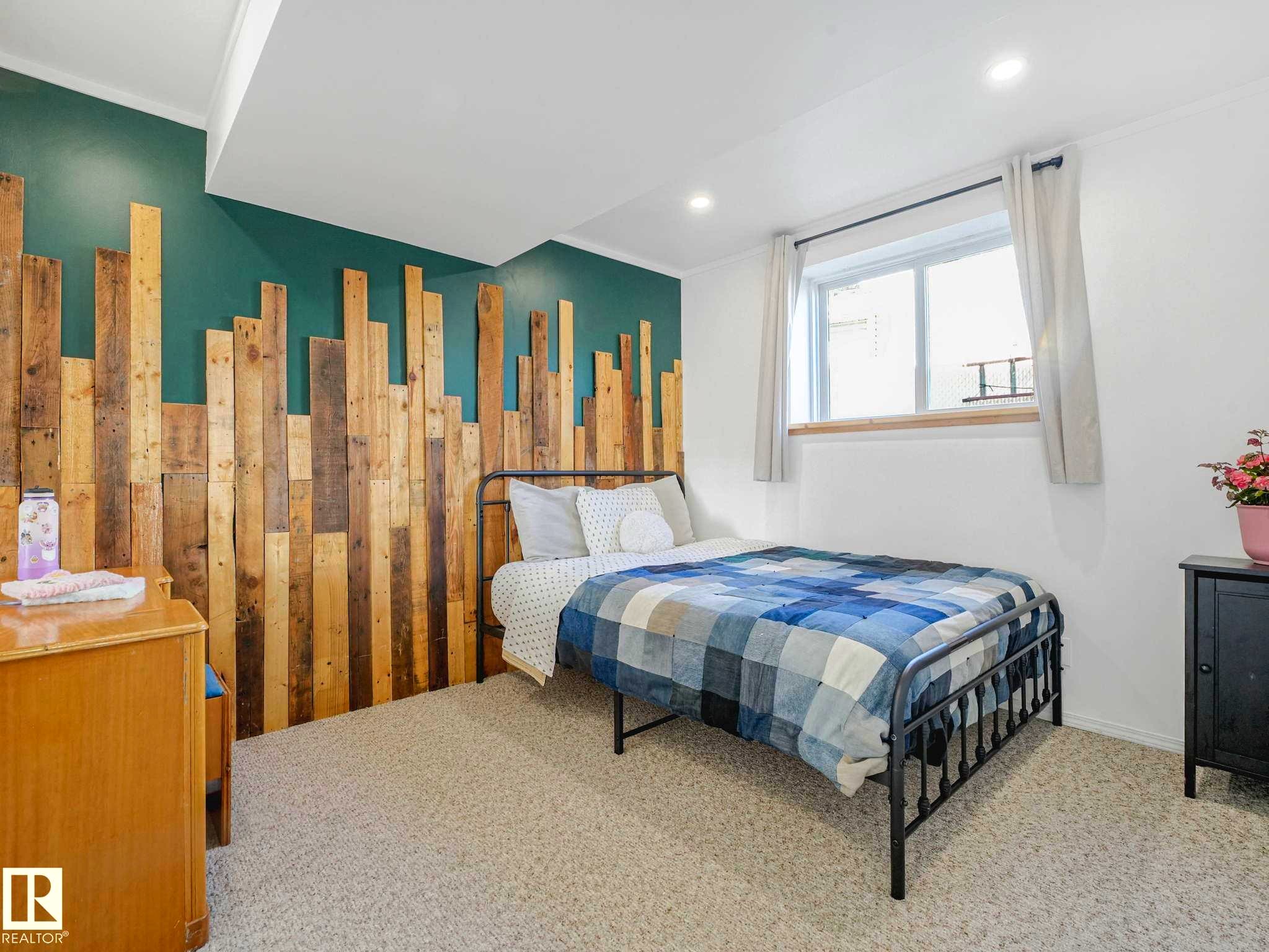 3608 130 Avenue, Edmonton, AB - Indoor Photo Showing Bedroom