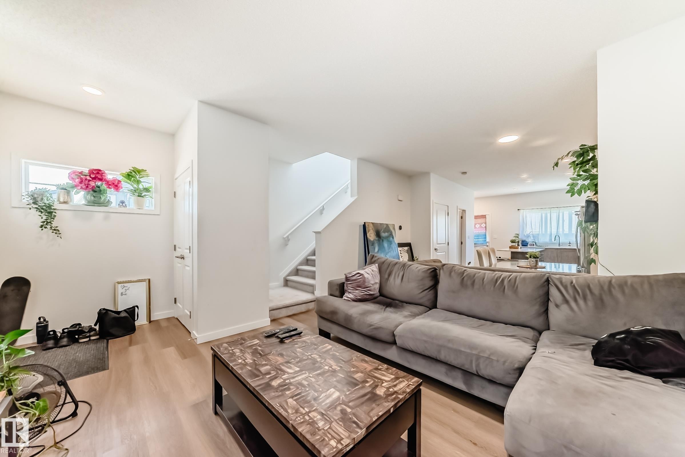 5165 Edgemont Boulevard, Edmonton, AB - Indoor Photo Showing Living Room