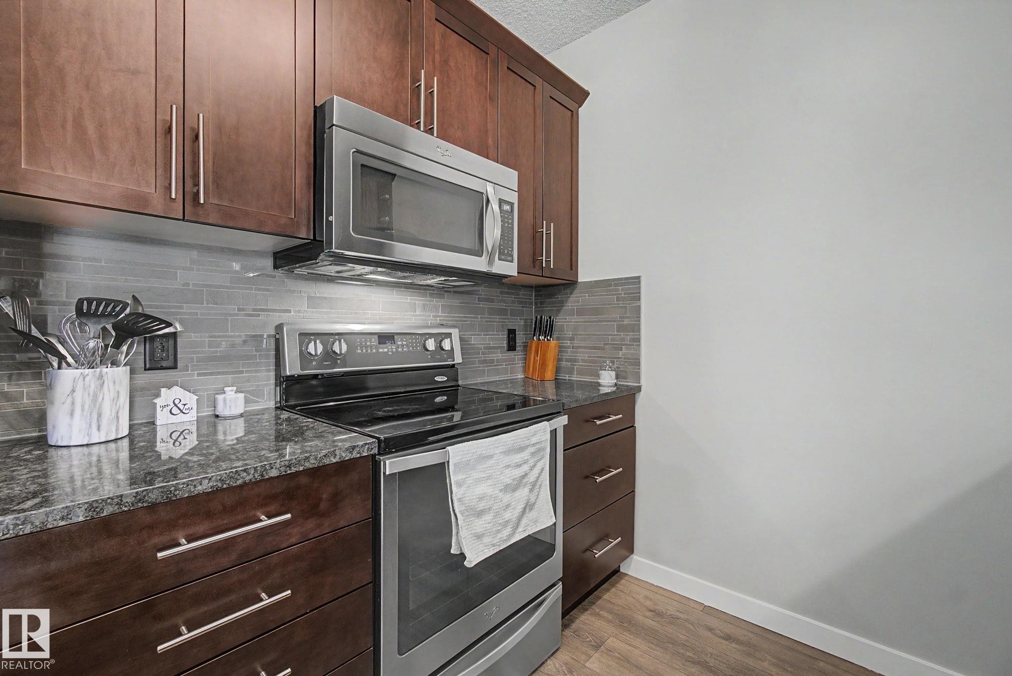 129 503 Albany Way, Edmonton, AB - Indoor Photo Showing Kitchen