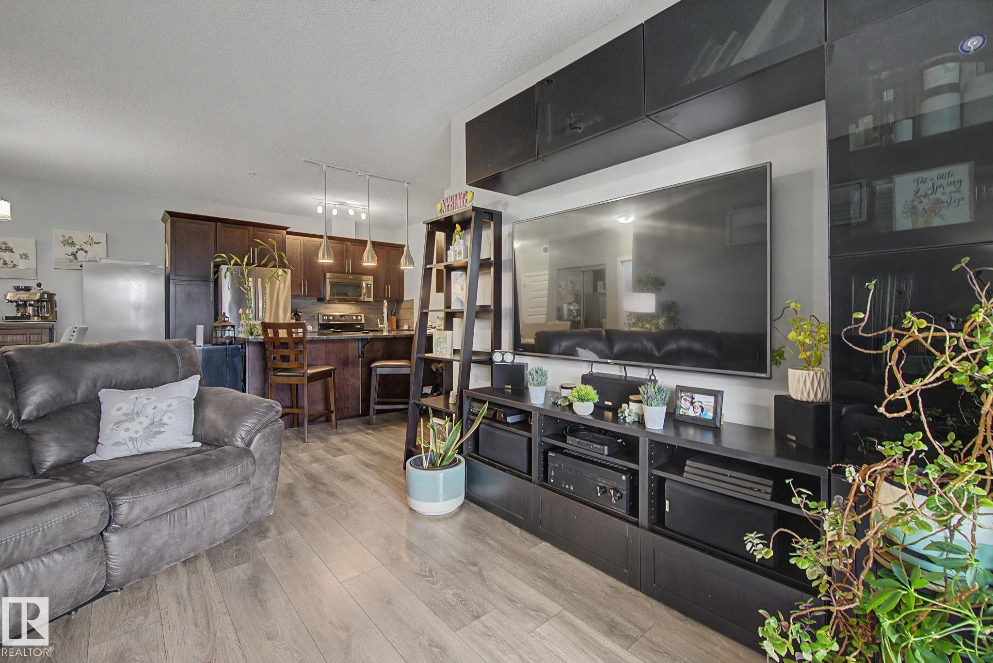 129 503 Albany Way, Edmonton, AB - Indoor Photo Showing Living Room