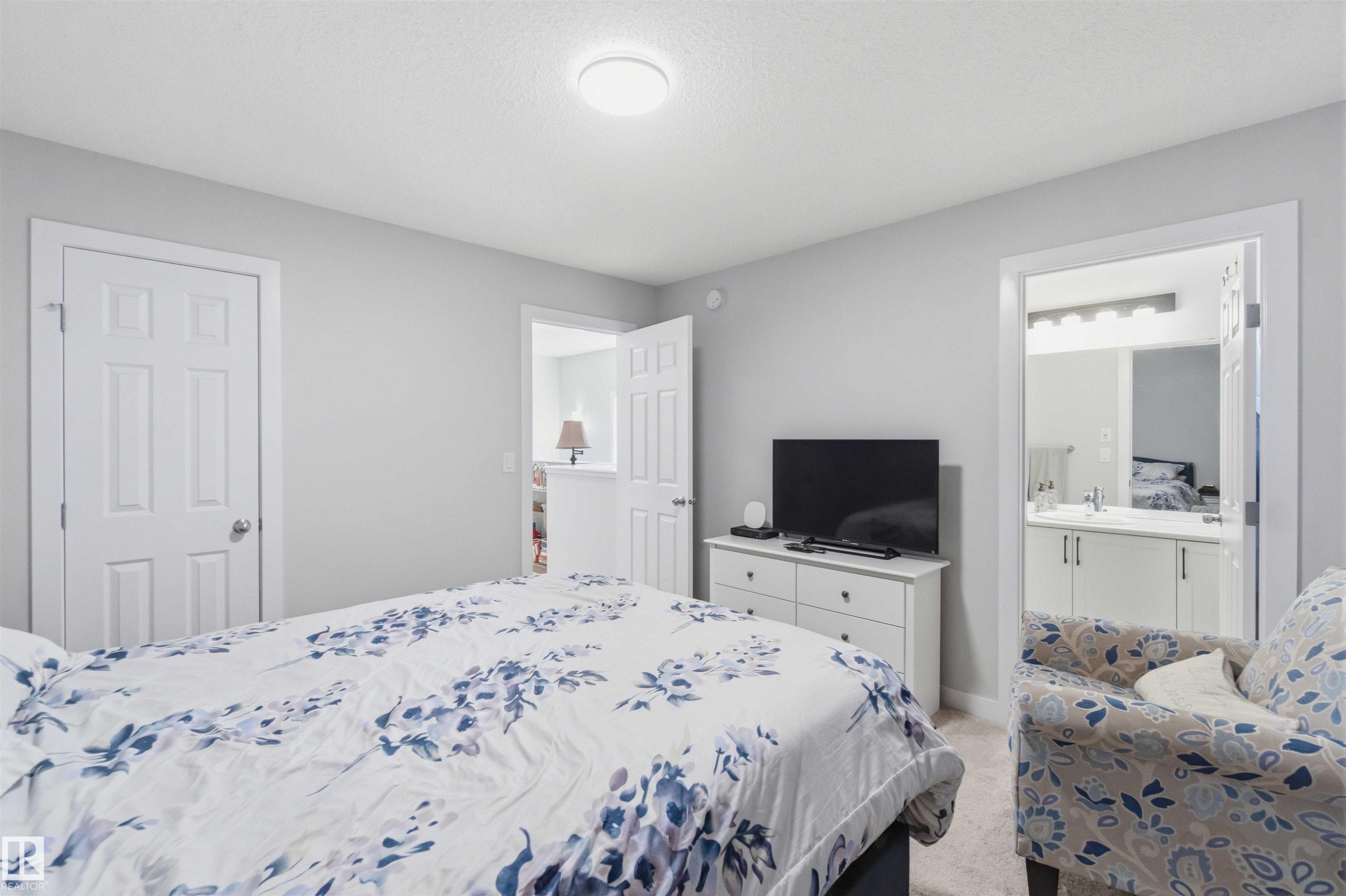 Carpeted room with light grey walls and white trim - 5129 Lark Crescent, Edmonton, AB - Indoor Photo Showing Bedroom