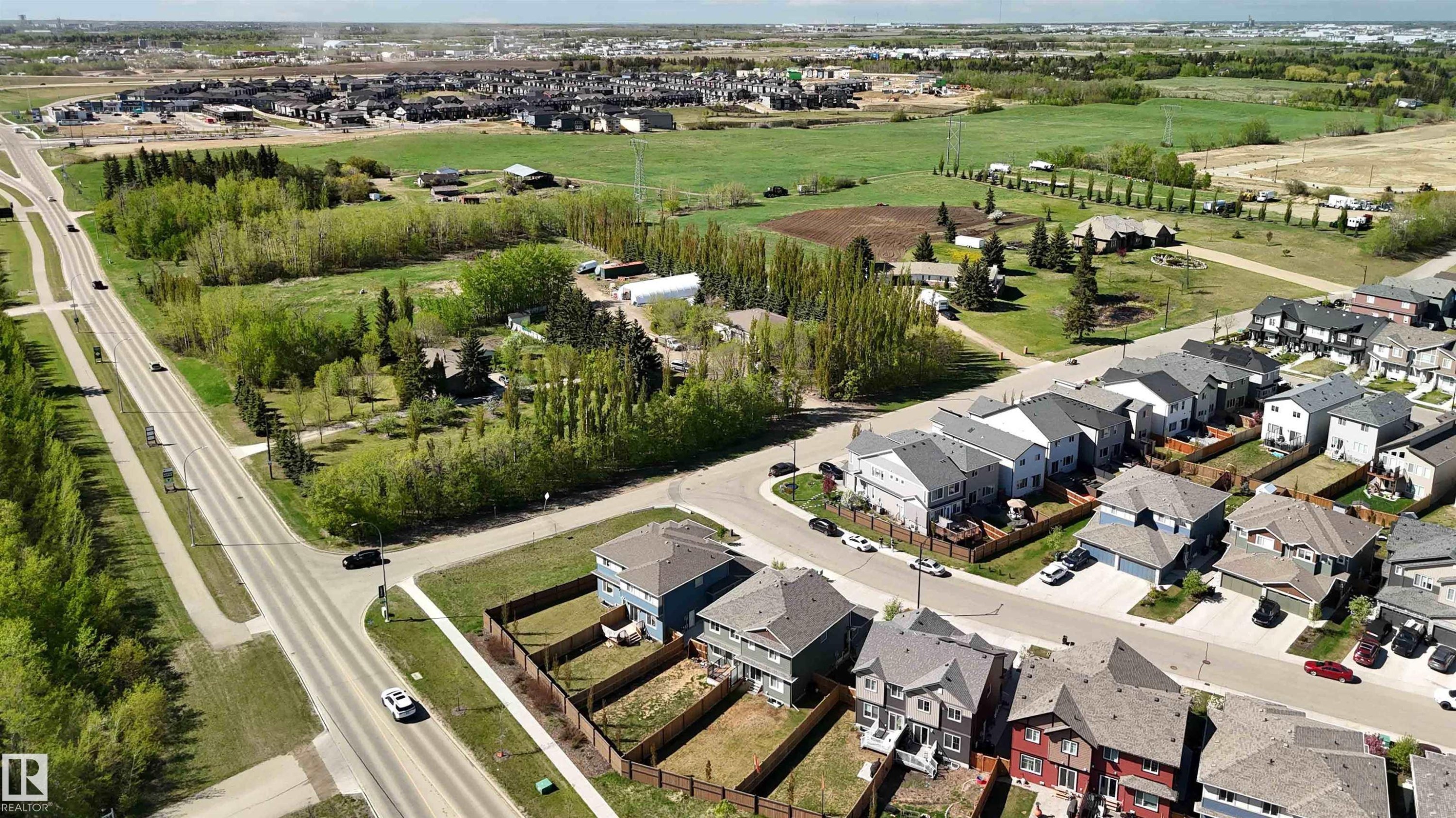 Aerial perspective showcasing a residential development with varied architectural styles - 5129 Lark Crescent, Edmonton, AB - Outdoor With View