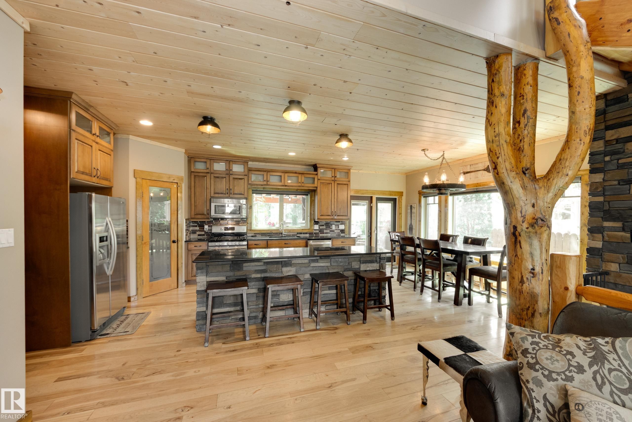 10811 67 Street, Edmonton, AB - Indoor Photo Showing Dining Room