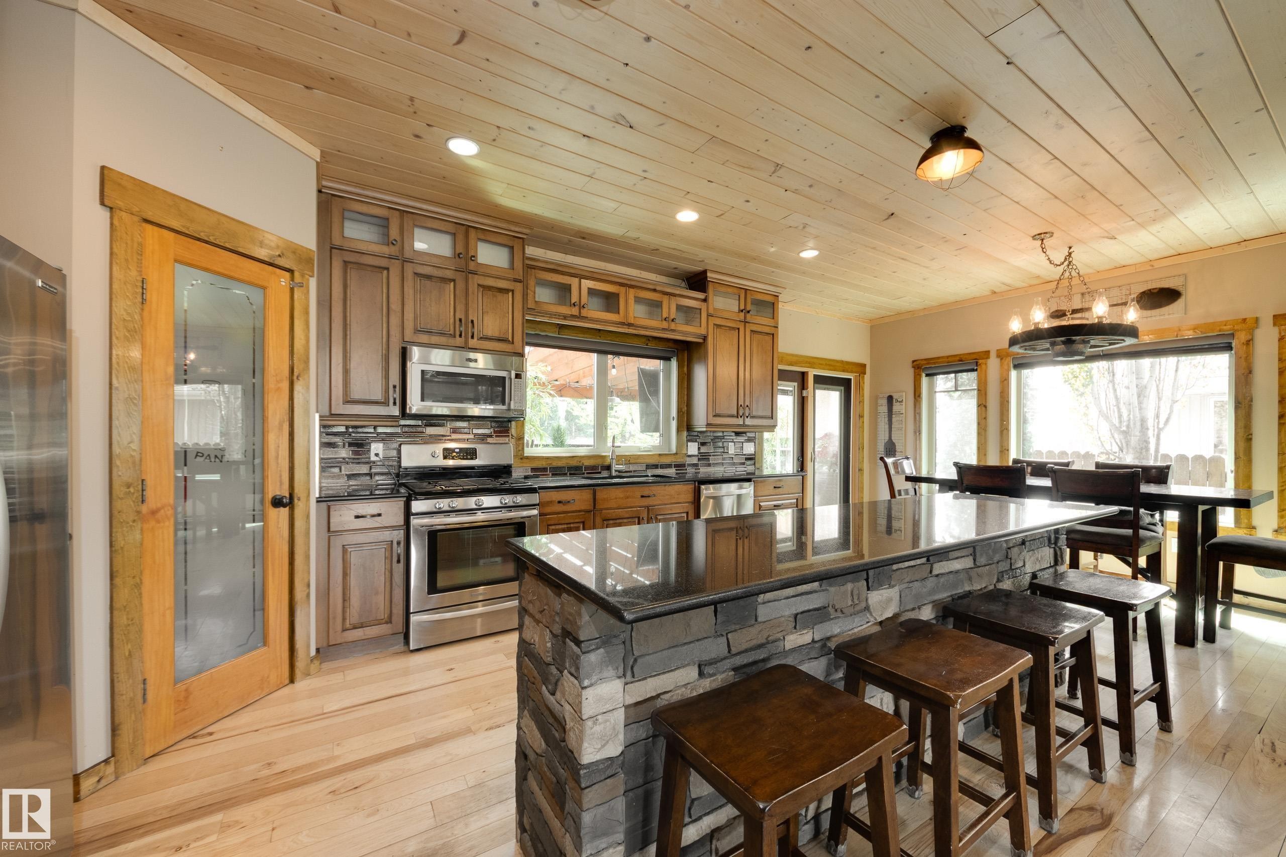 10811 67 Street, Edmonton, AB - Indoor