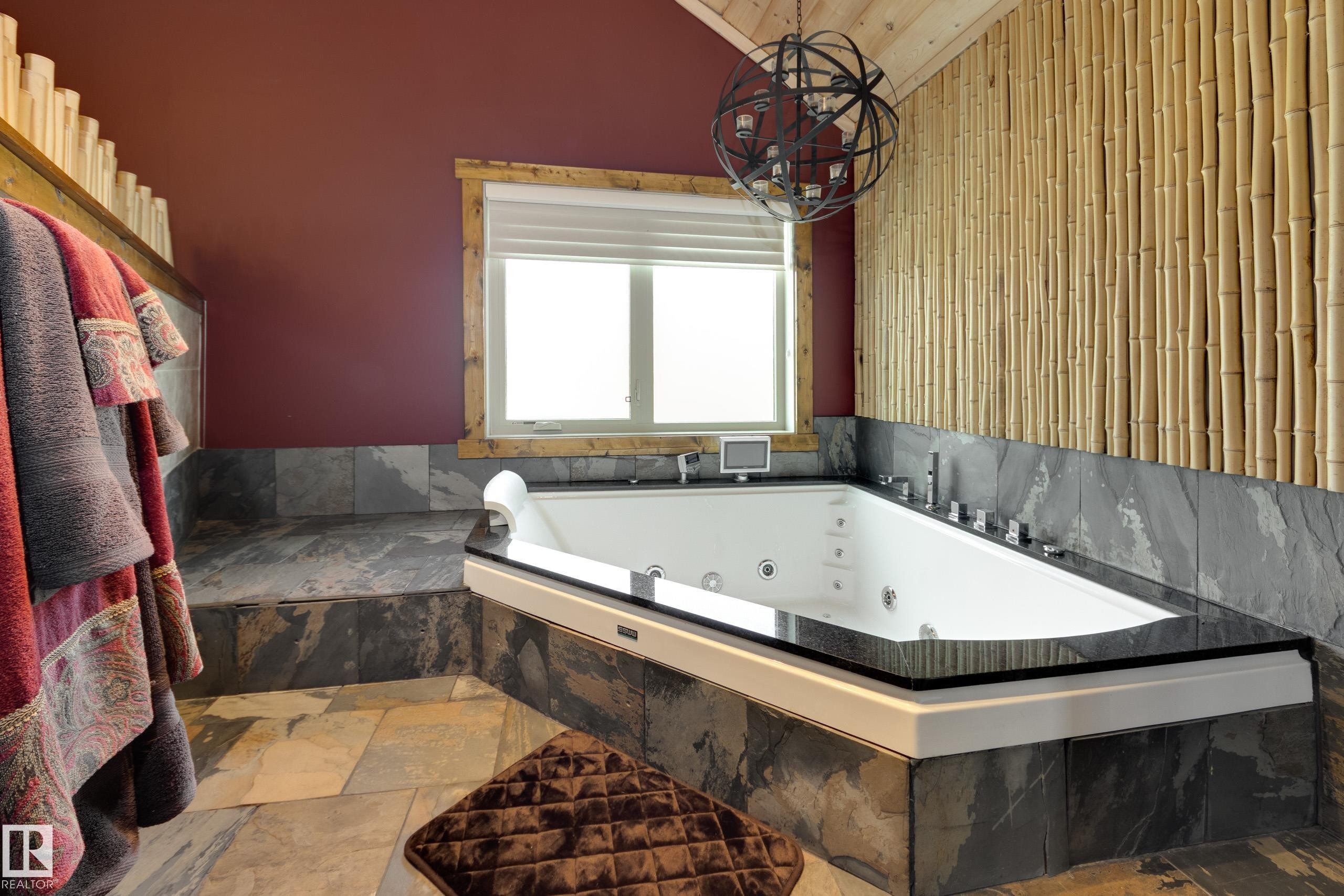 10811 67 Street, Edmonton, AB - Indoor Photo Showing Bathroom