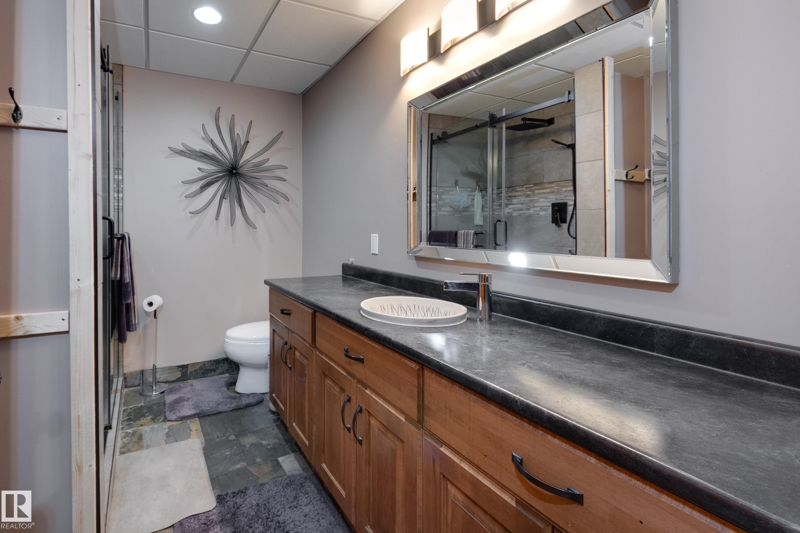 10811 67 Street, Edmonton, AB - Indoor Photo Showing Bathroom