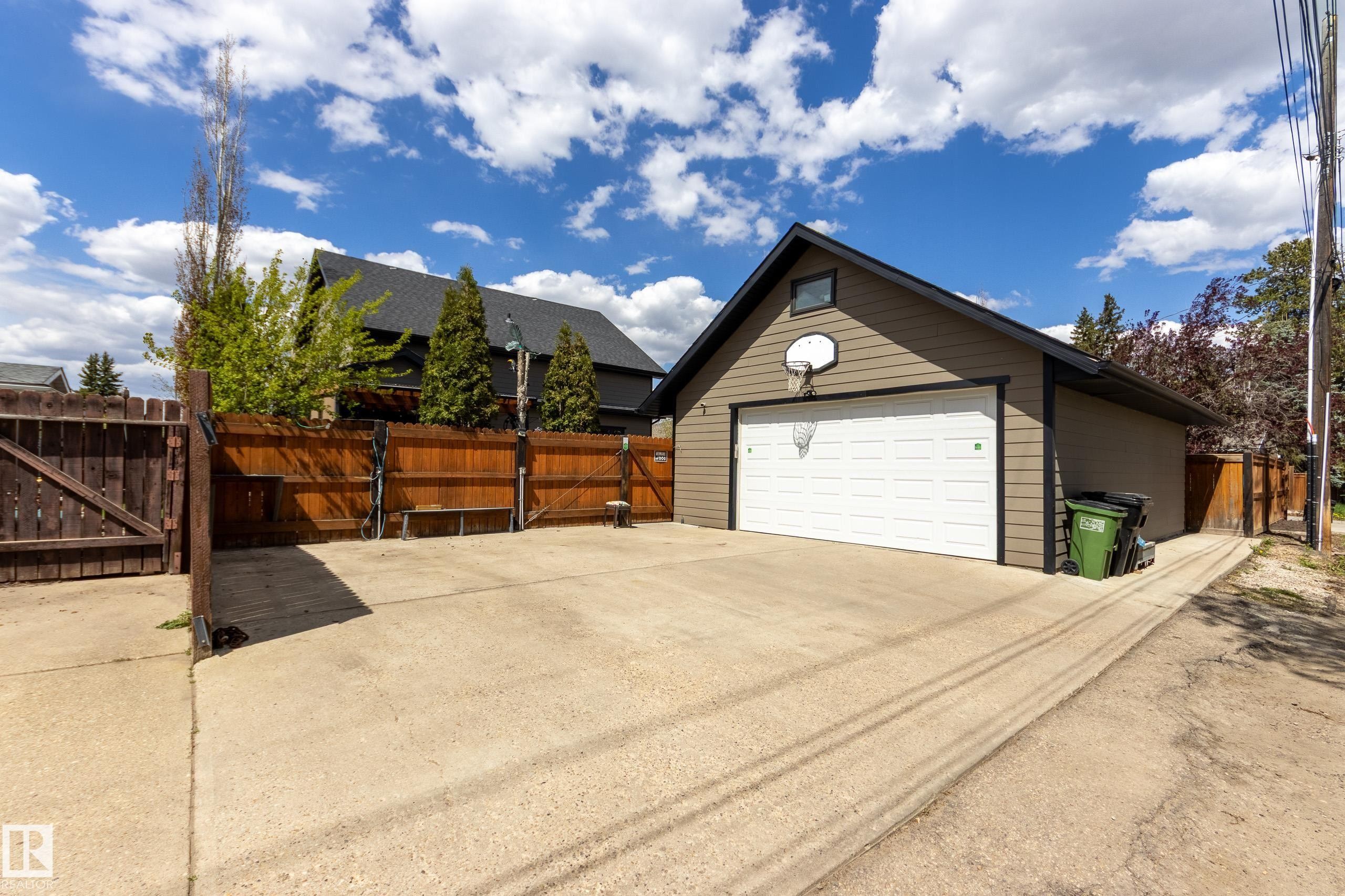 10811 67 Street, Edmonton, AB - Outdoor