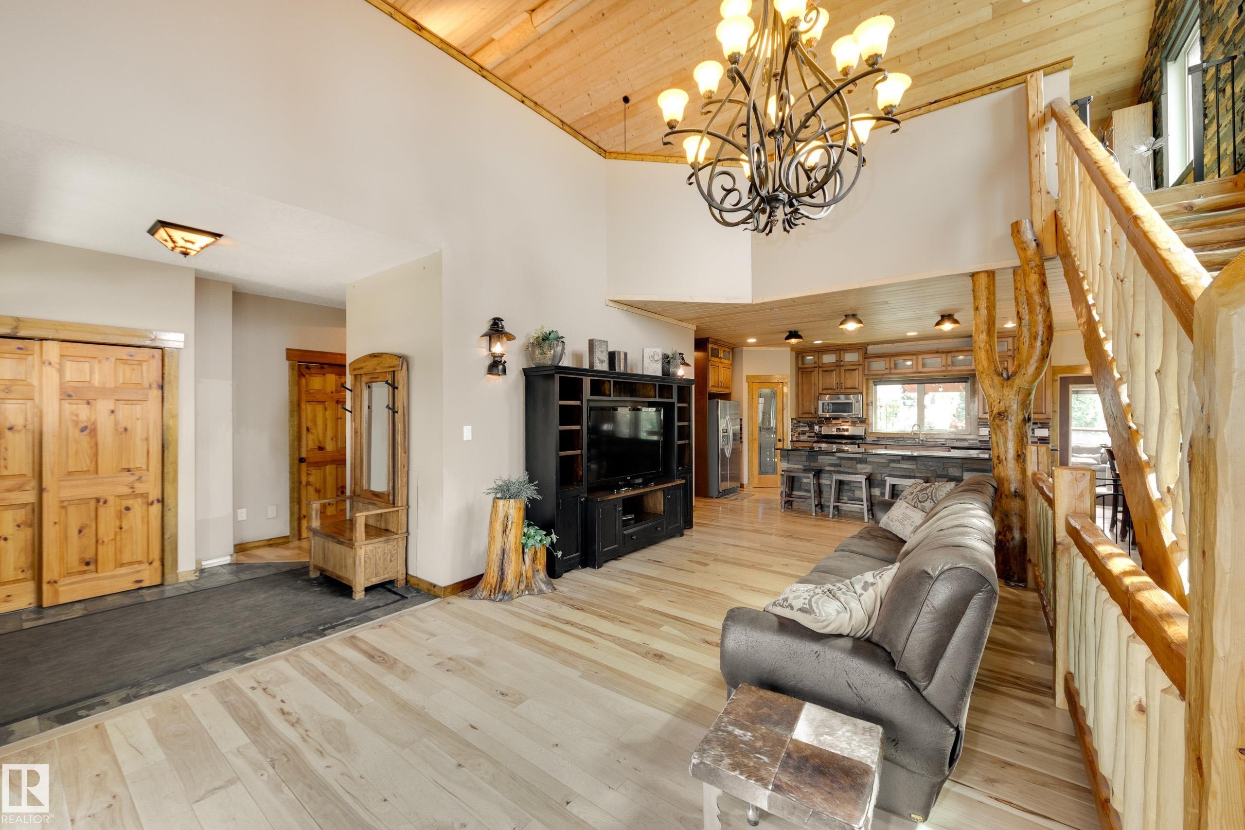 10811 67 Street, Edmonton, AB - Indoor