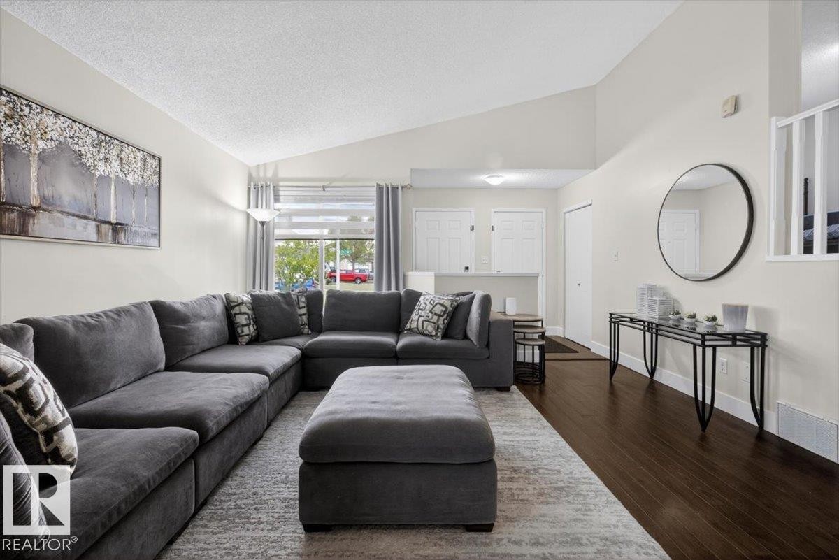 18520 77 Avenue, Edmonton, AB - Indoor Photo Showing Living Room