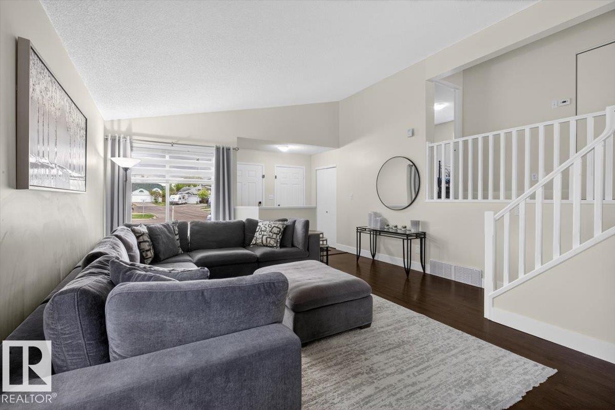 18520 77 Avenue, Edmonton, AB - Indoor Photo Showing Living Room