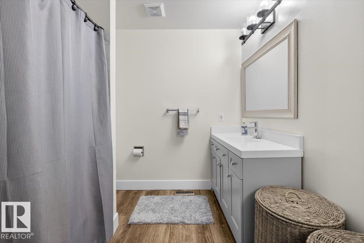 18520 77 Avenue, Edmonton, AB - Indoor Photo Showing Bathroom