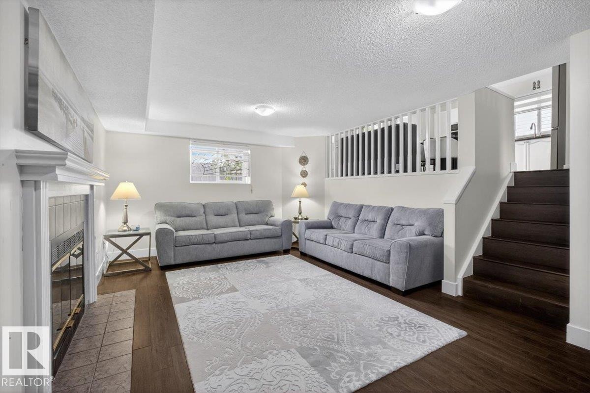 18520 77 Avenue, Edmonton, AB - Indoor Photo Showing Living Room