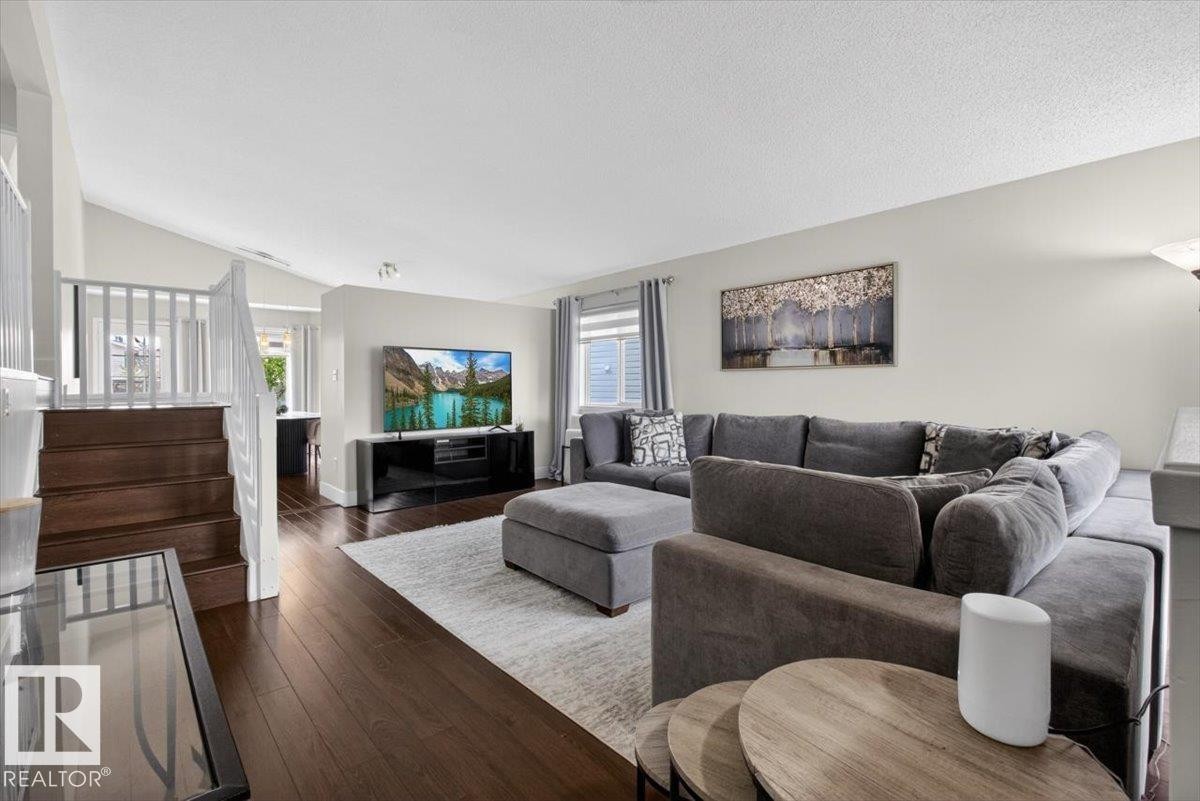18520 77 Avenue, Edmonton, AB - Indoor Photo Showing Living Room