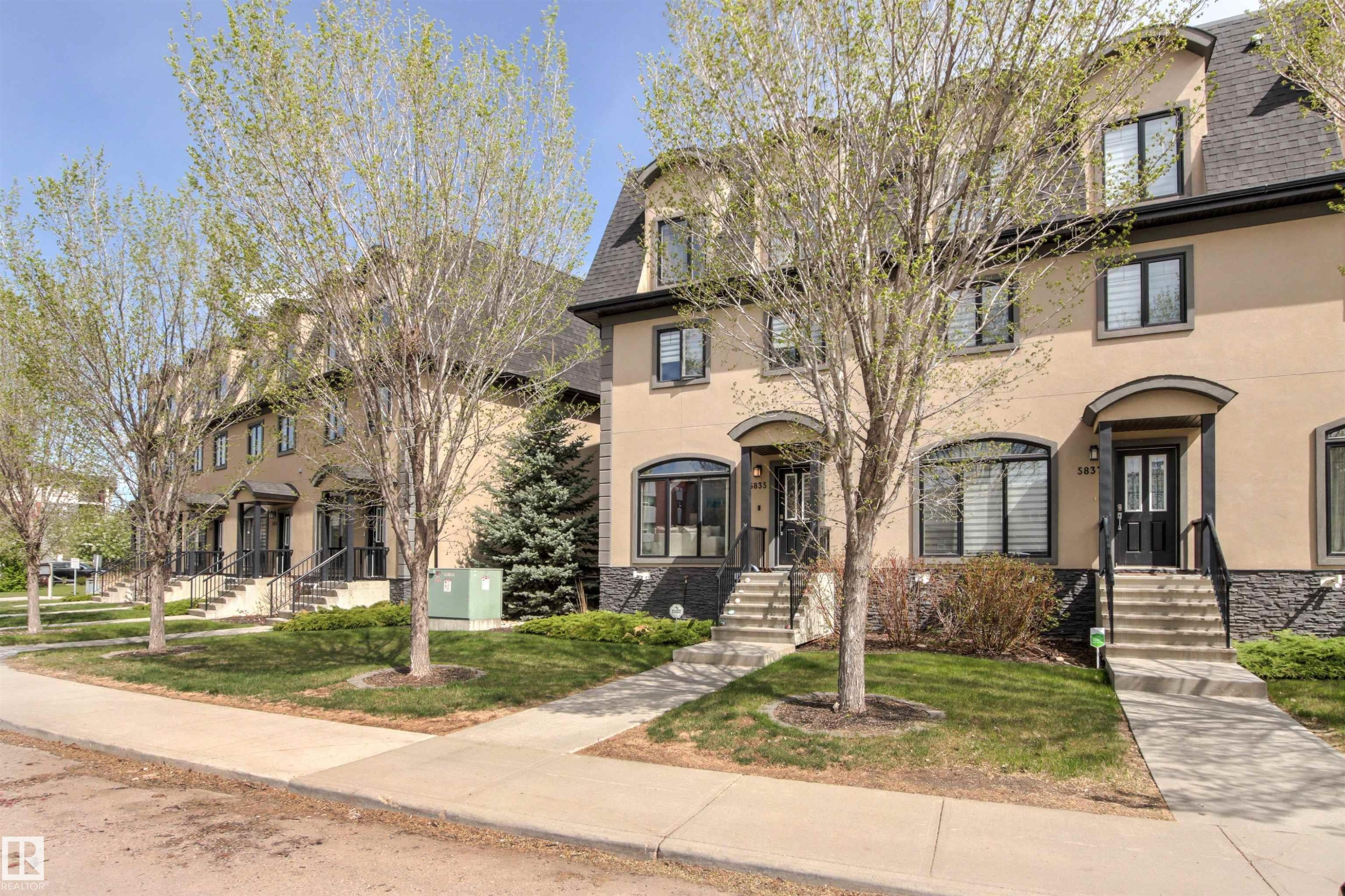5835 Mullen Place, Edmonton, AB - Outdoor With Facade
