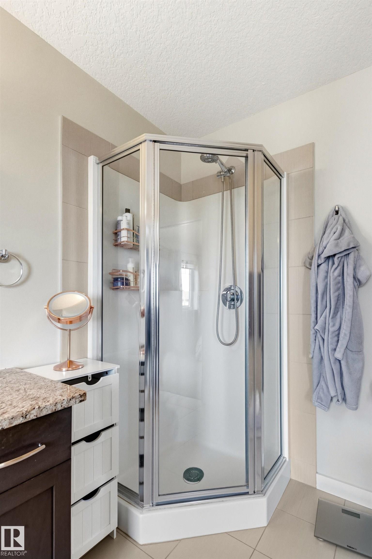 5835 Mullen Place, Edmonton, AB - Indoor Photo Showing Bathroom