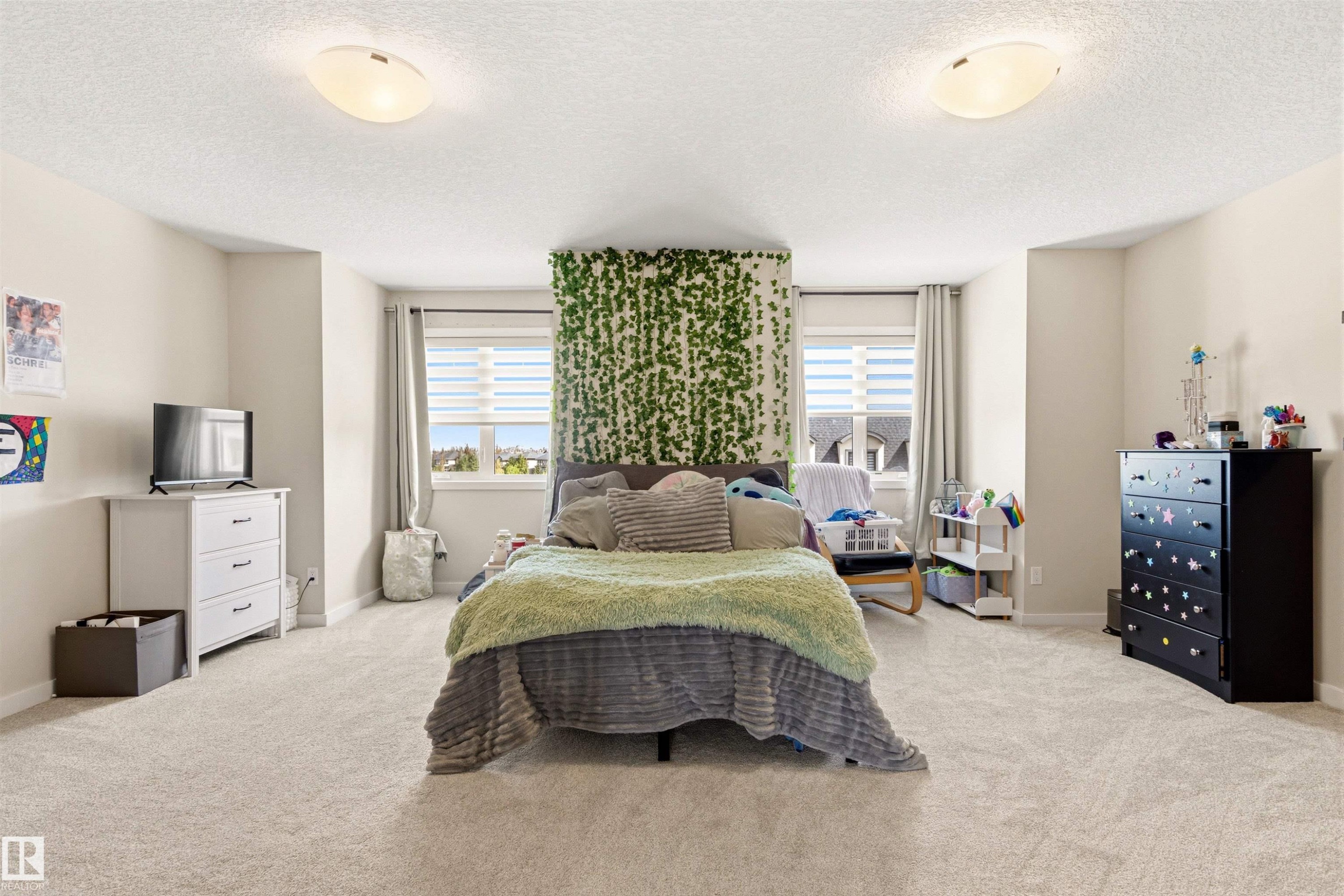 5835 Mullen Place, Edmonton, AB - Indoor Photo Showing Bedroom