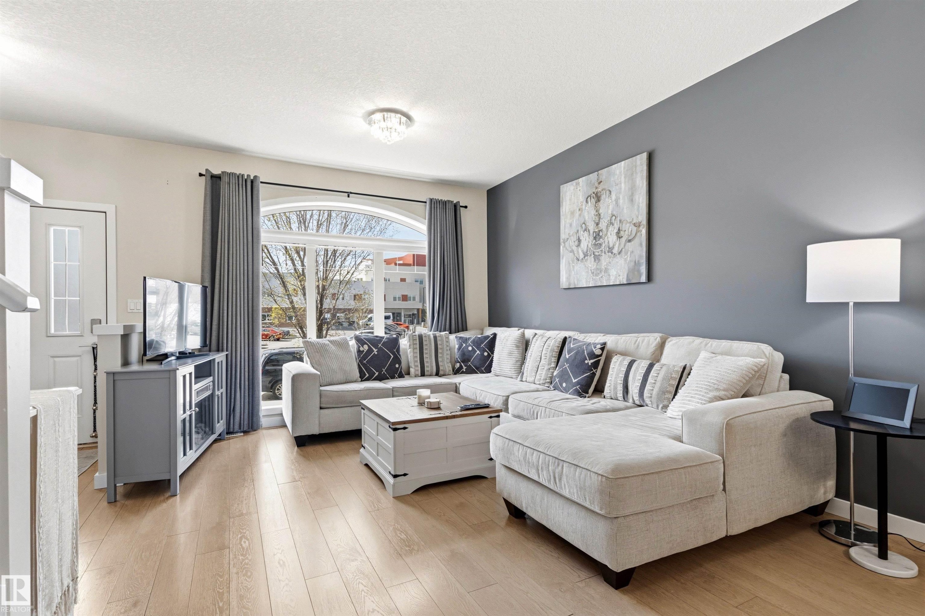 5835 Mullen Place, Edmonton, AB - Indoor Photo Showing Living Room