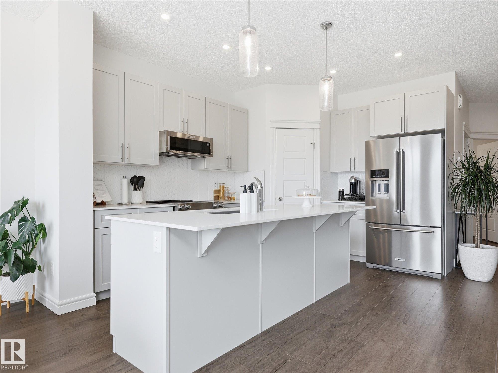 2128 Graydon Hill Crescent, Edmonton, AB - Indoor Photo Showing Kitchen With Upgraded Kitchen