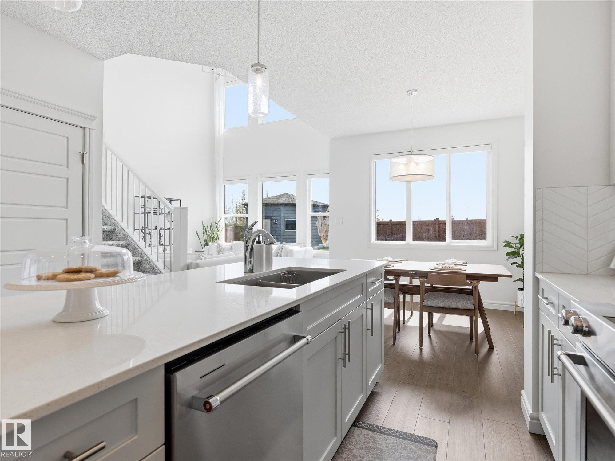 2128 Graydon Hill Crescent, Edmonton, AB - Indoor Photo Showing Kitchen With Double Sink With Upgraded Kitchen