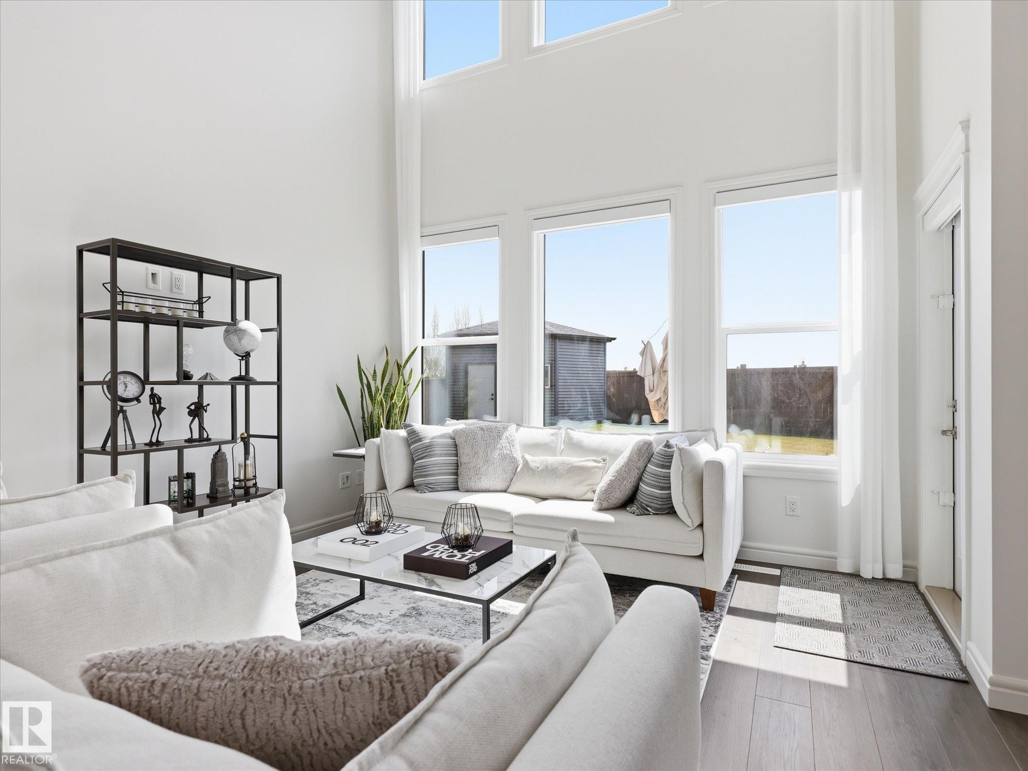 2128 Graydon Hill Crescent, Edmonton, AB - Indoor Photo Showing Living Room