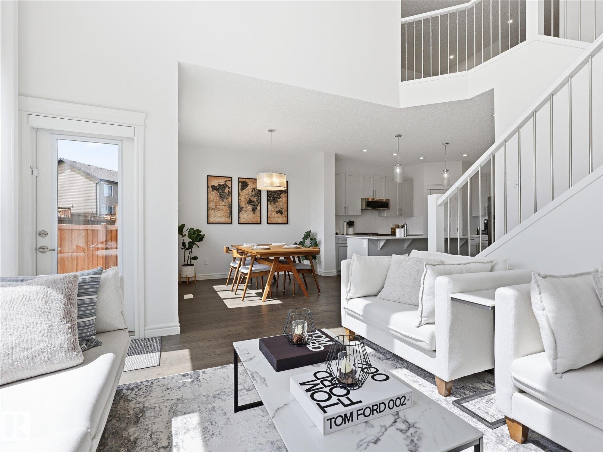 2128 Graydon Hill Crescent, Edmonton, AB - Indoor Photo Showing Living Room