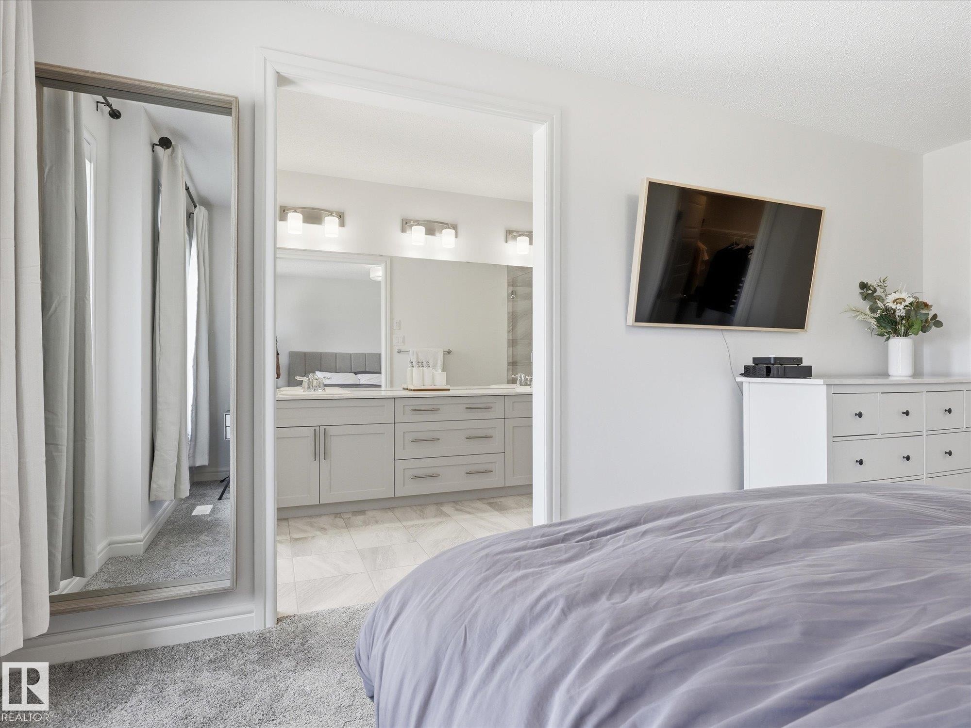2128 Graydon Hill Crescent, Edmonton, AB - Indoor Photo Showing Bedroom