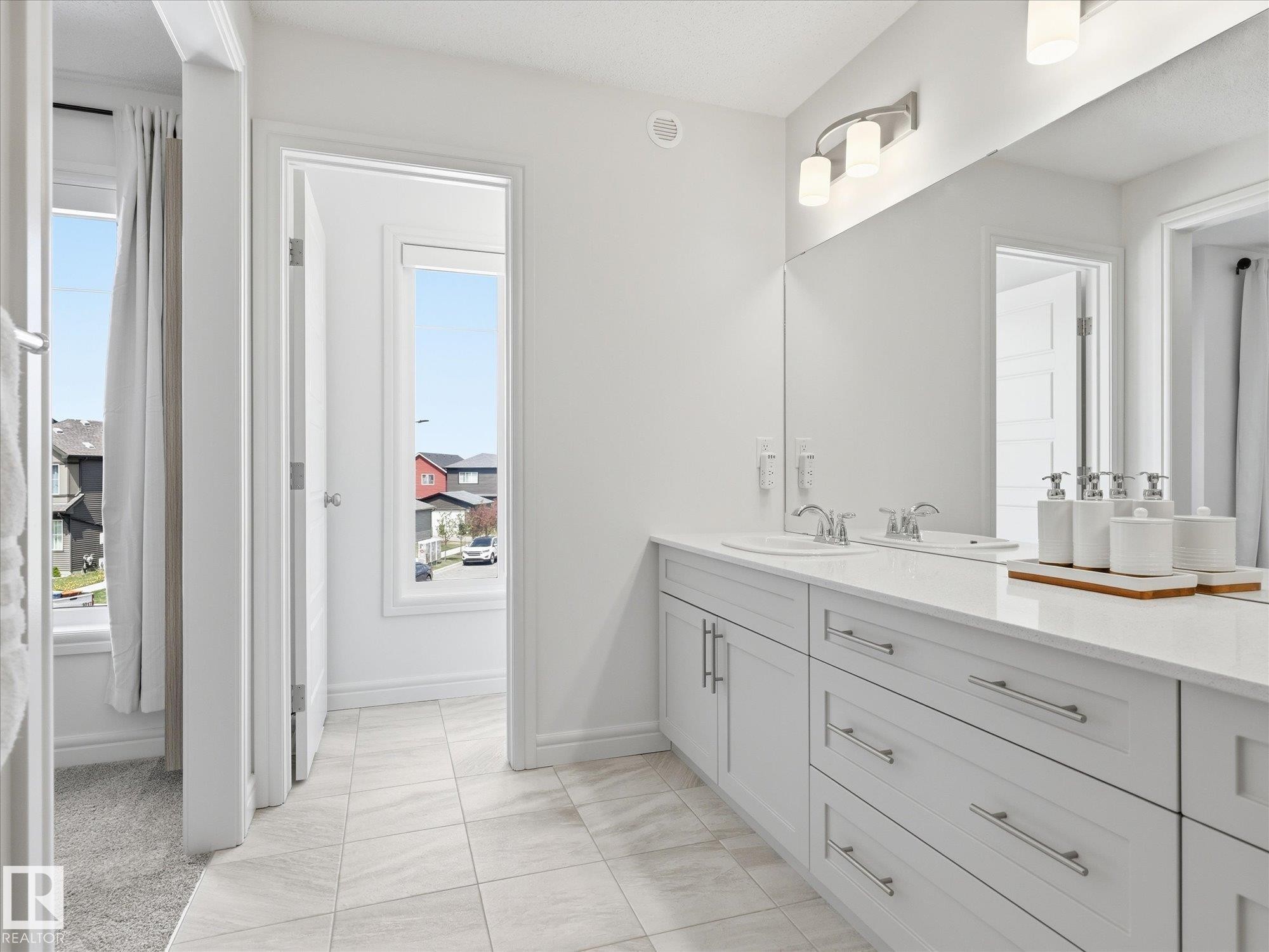2128 Graydon Hill Crescent, Edmonton, AB - Indoor Photo Showing Bathroom