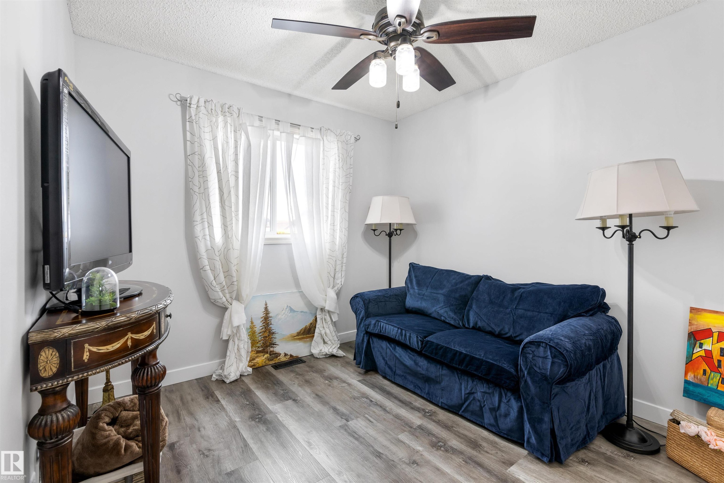 5504 Stevens Crescent, Edmonton, AB - Indoor Photo Showing Living Room