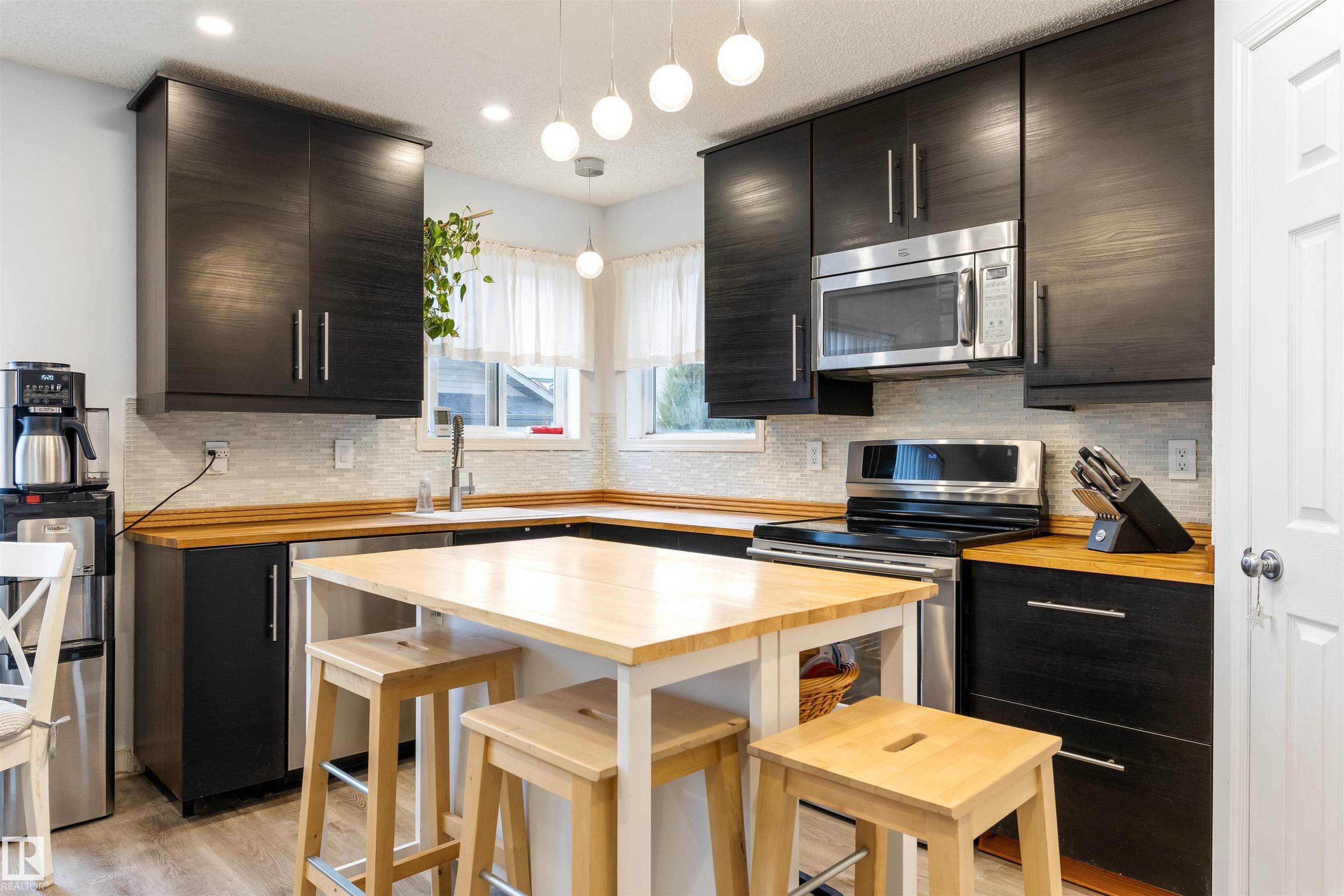 5504 Stevens Crescent, Edmonton, AB - Indoor Photo Showing Kitchen With Upgraded Kitchen