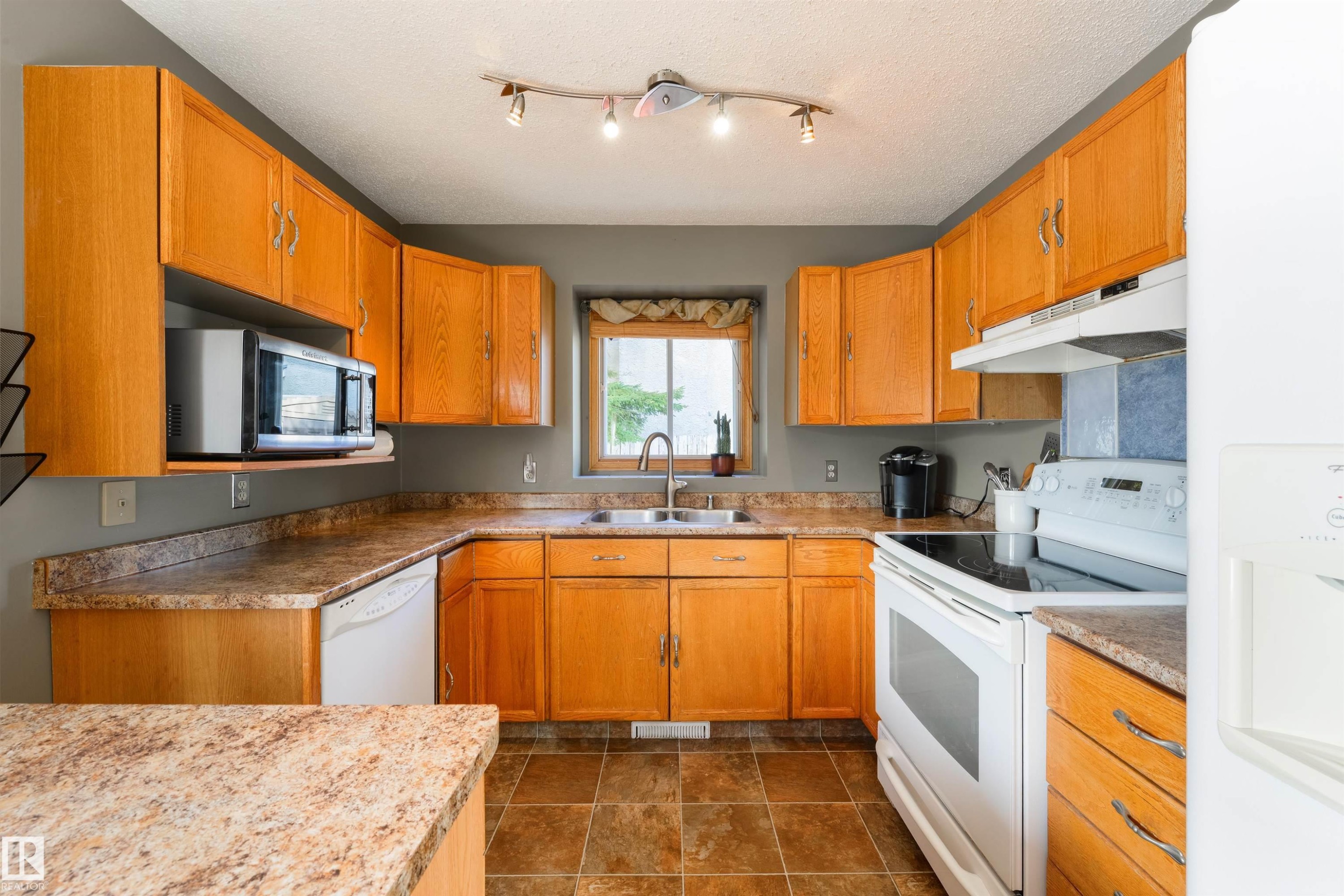 4012 44 Avenue, Stony Plain, AB - Indoor Photo Showing Kitchen With Double Sink