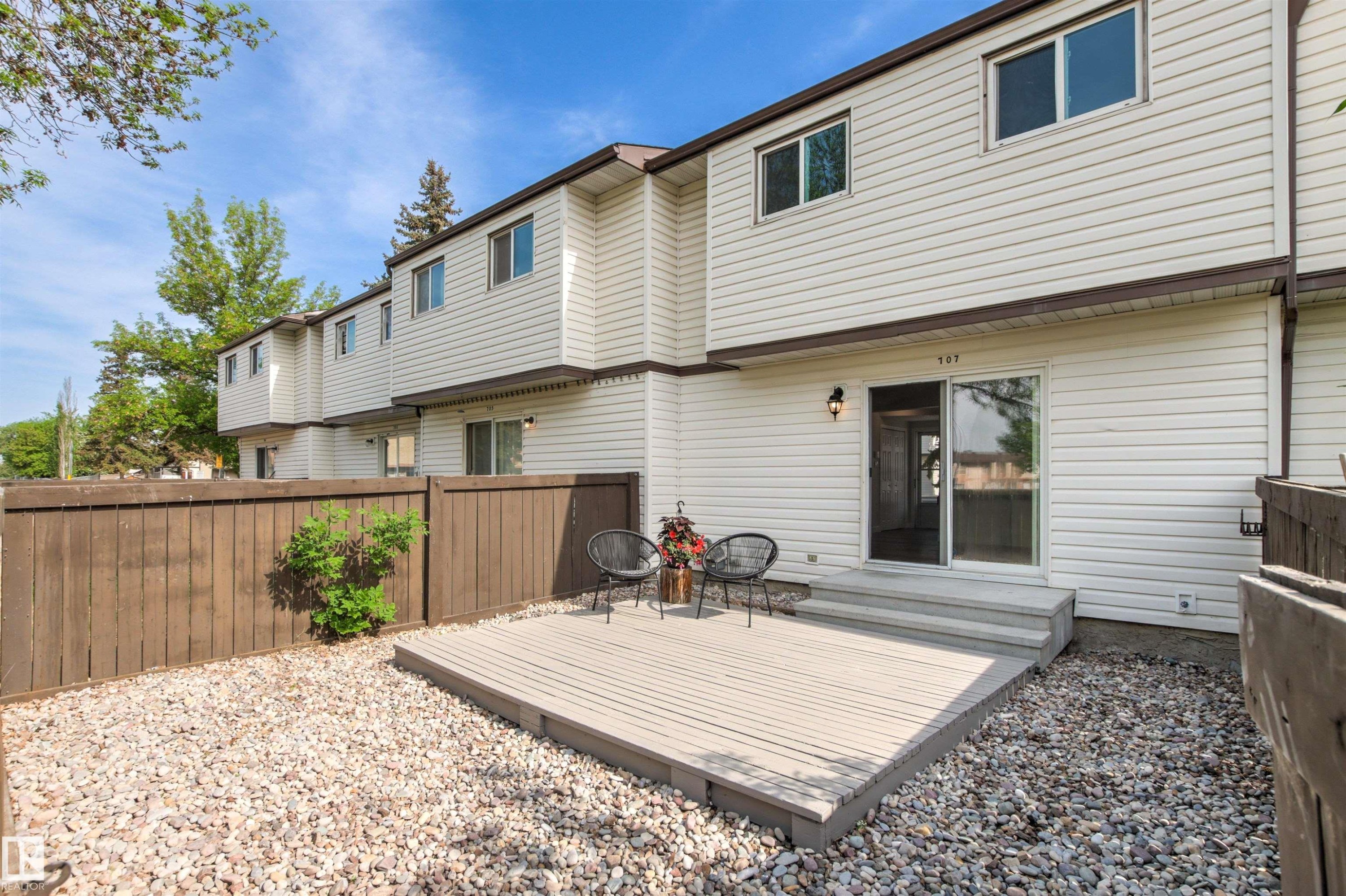 Private outdoor deck featuring composite decking and a gravel ground cover - 707 Clareview Road, Edmonton, AB - Outdoor With Deck Patio Veranda With Exterior