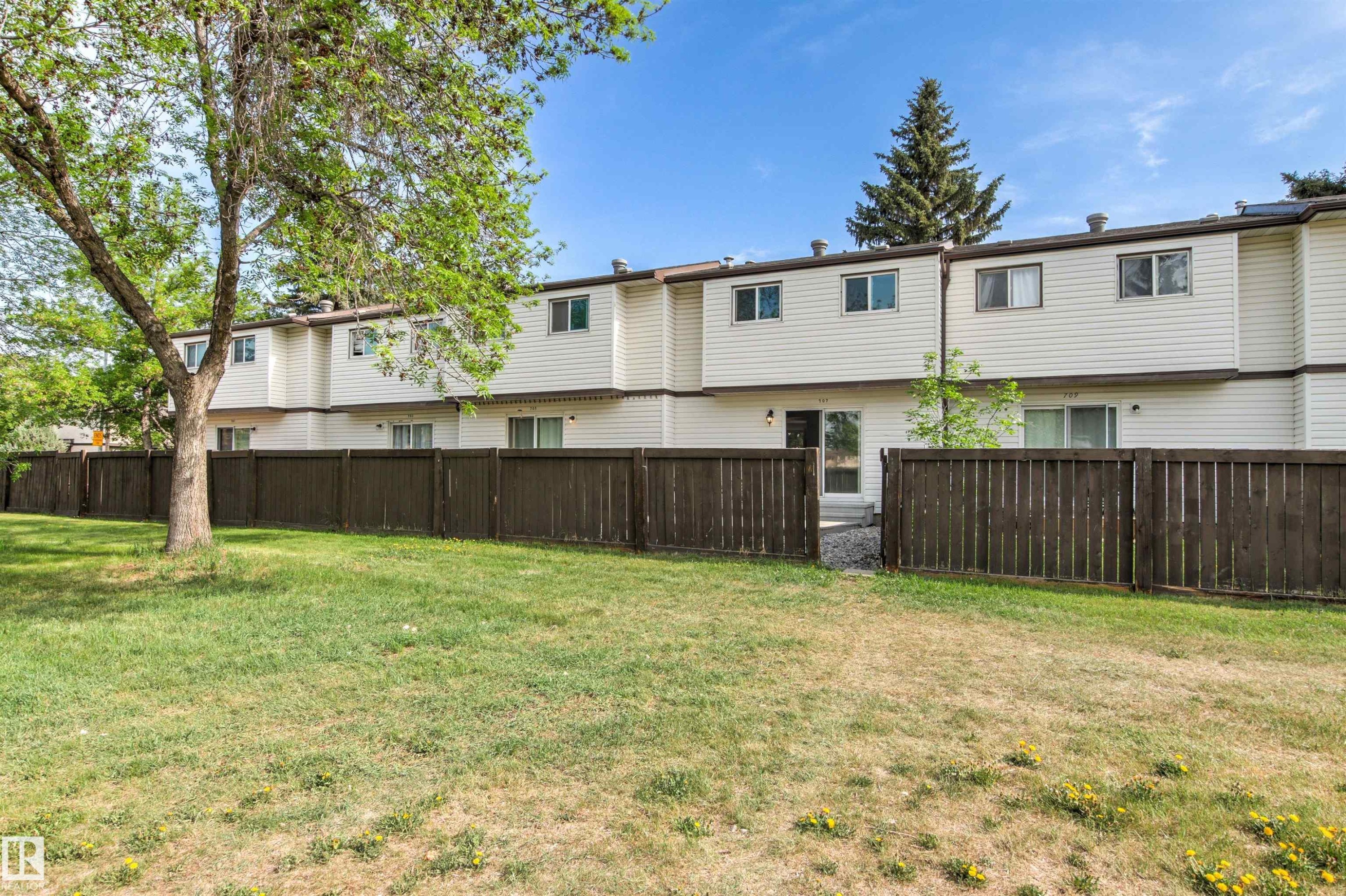 Expansive green space featuring a wood privacy fence - 707 Clareview Road, Edmonton, AB - Outdoor
