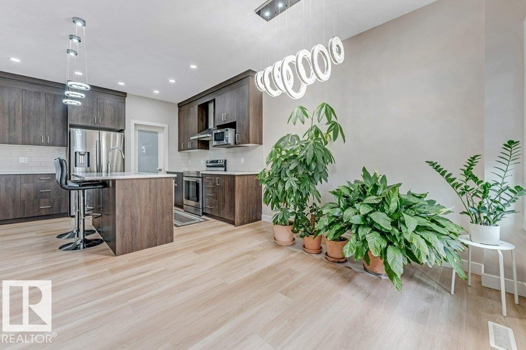 1459 Cherniak Way, Edmonton, AB - Indoor Photo Showing Kitchen With Stainless Steel Kitchen With Upgraded Kitchen