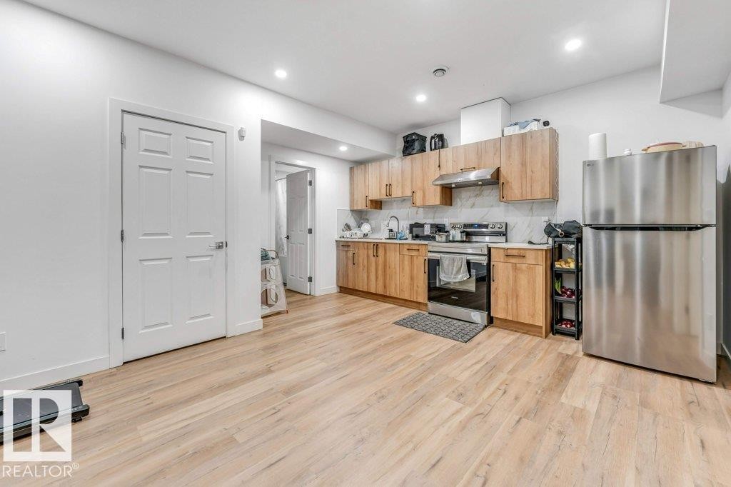 1459 Cherniak Way, Edmonton, AB - Indoor Photo Showing Kitchen With Stainless Steel Kitchen