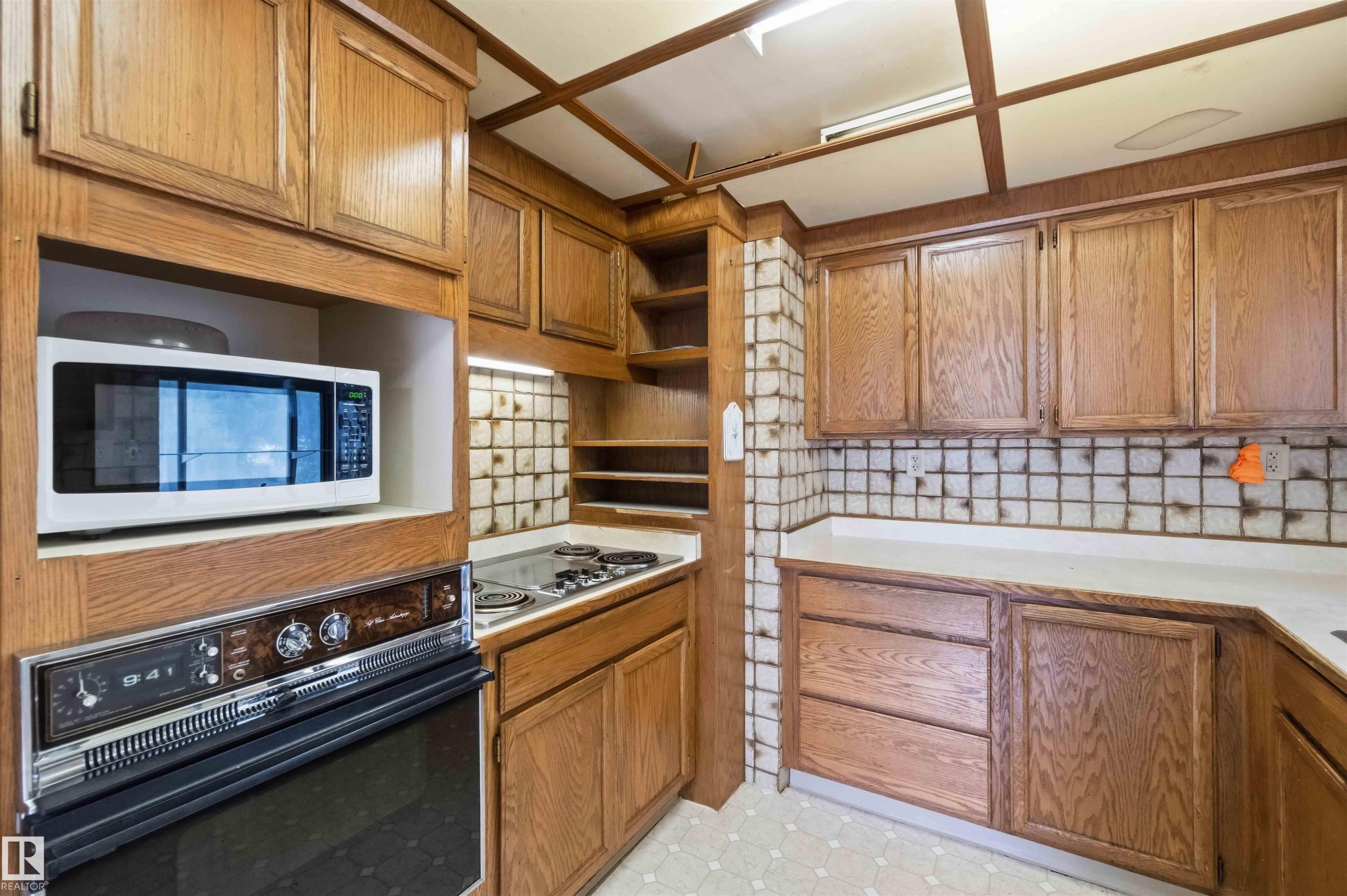Built-in kitchen appliances featuring a microwave and oven with stovetop - 16 Michigan Street, Devon, AB - Indoor Photo Showing Kitchen