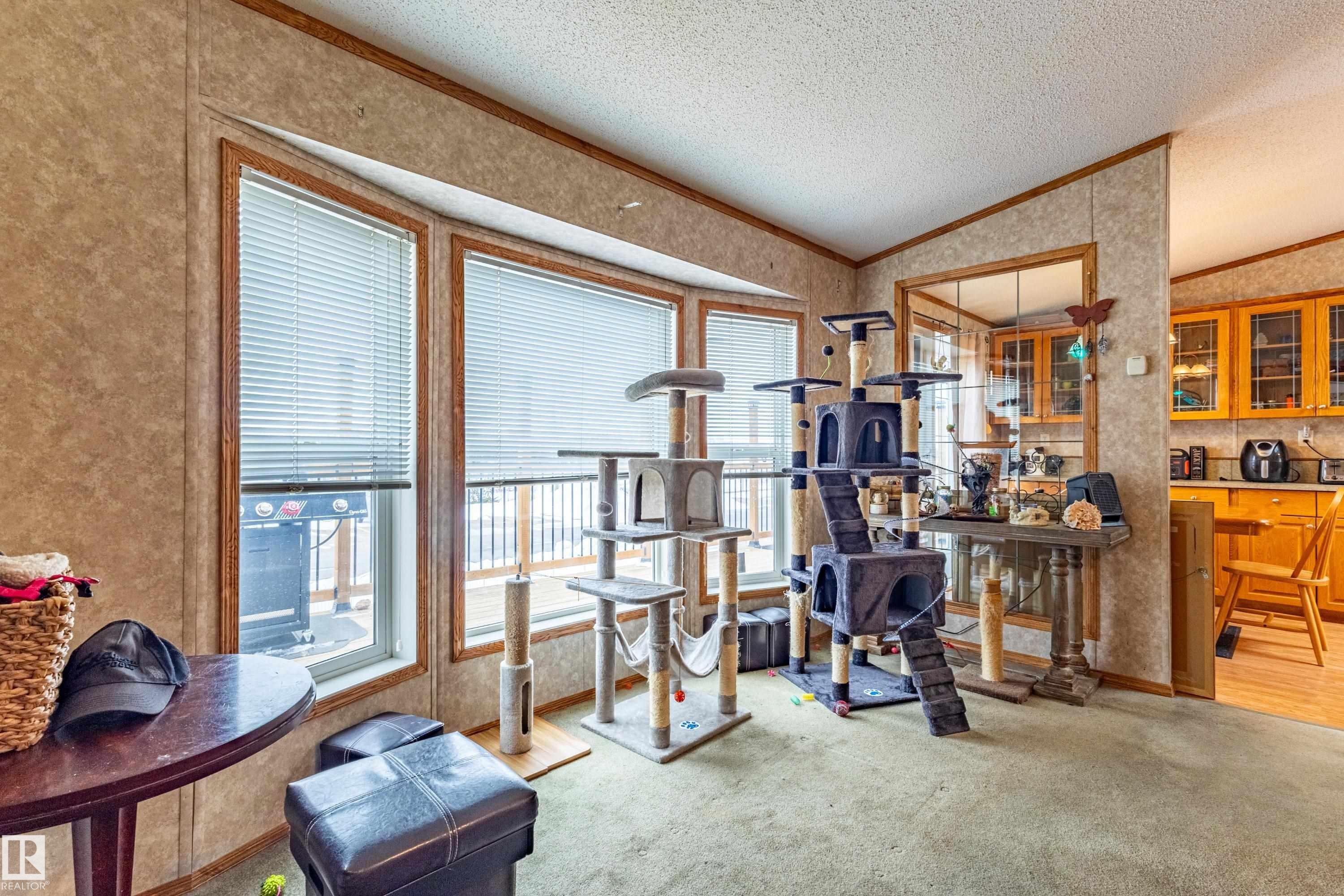 Bay window with horizontal blinds, offering exterior views - 1529 Range Road 272 Rural Parkland County, Alberta, Rural Parkland County, AB - Indoor