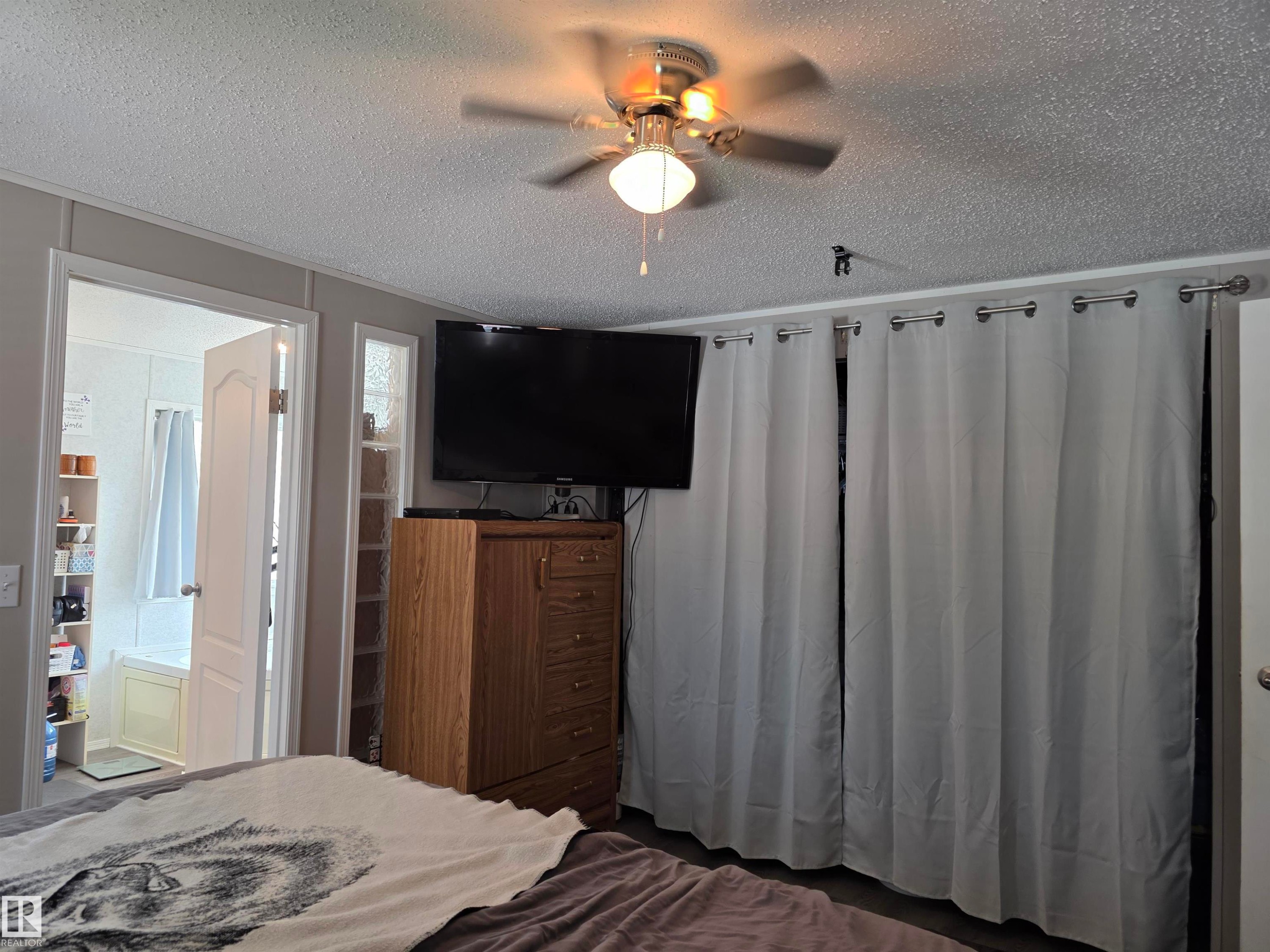 Recessed ceiling fan with integrated lighting - 5012 53 Ave, Breton, AB
