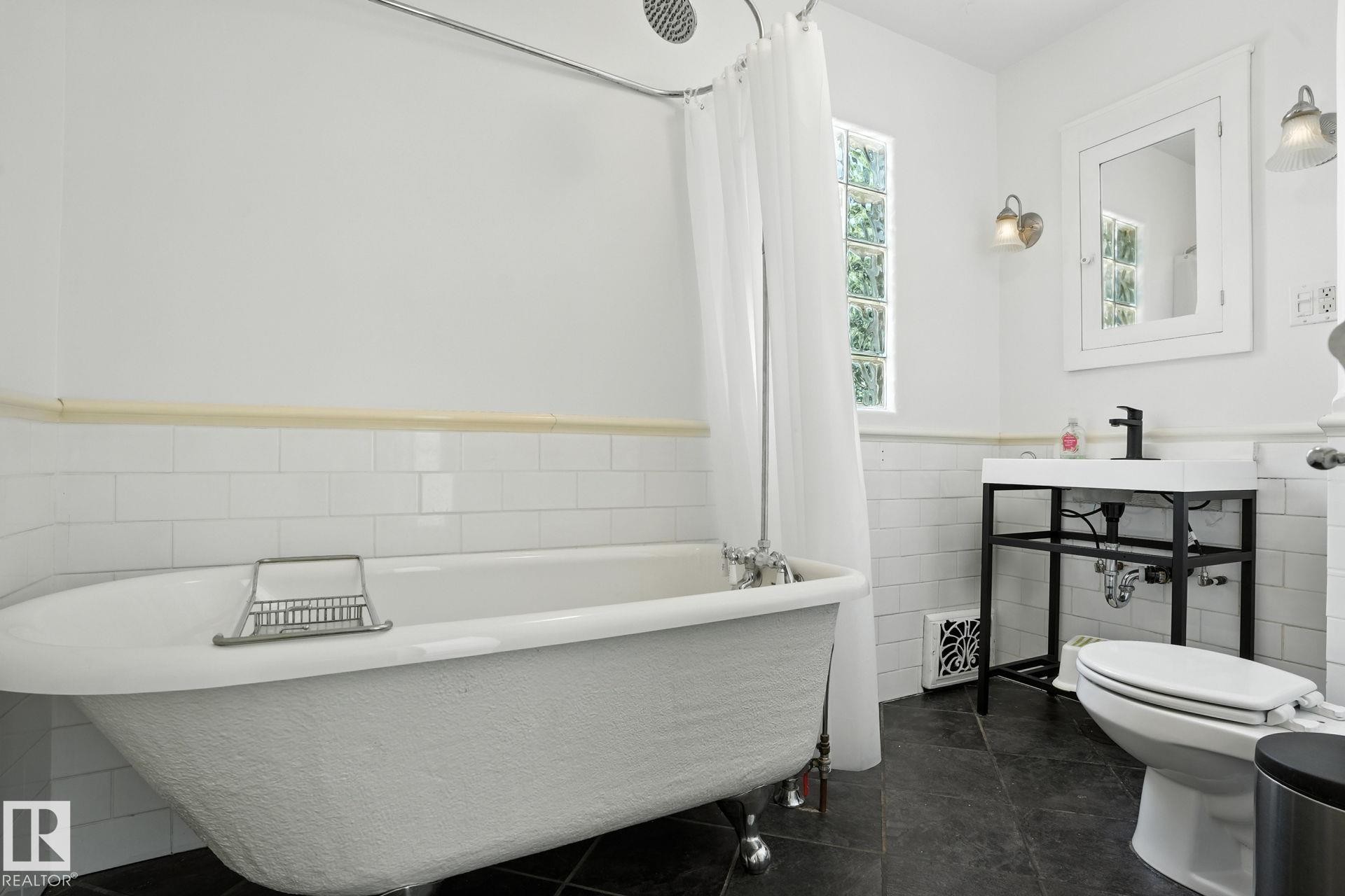 5406 110 Street, Edmonton, AB - Indoor Photo Showing Bathroom
