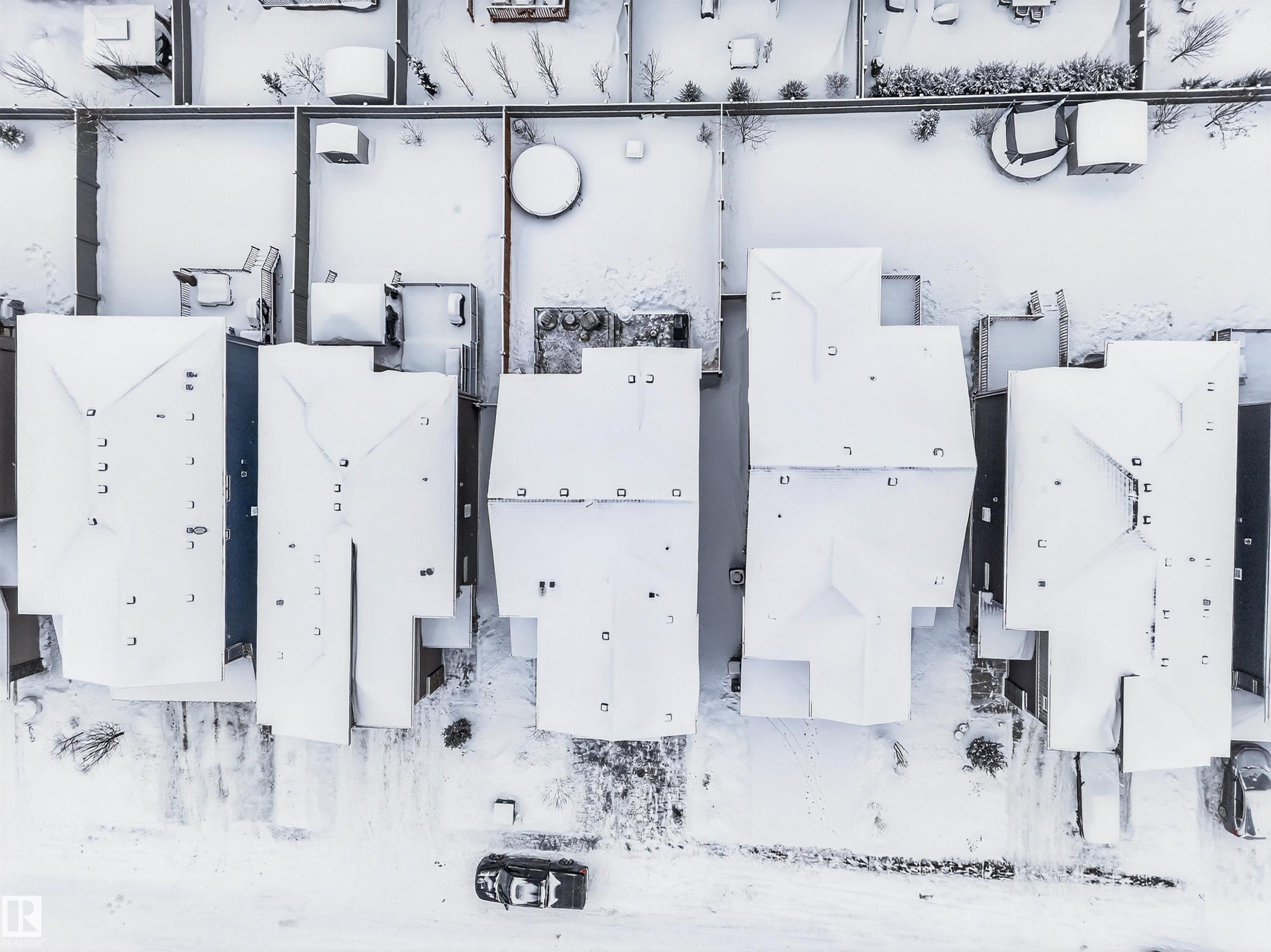 Residential neighborhood featuring a series of townhomes with pitched roofs - 6085 King Landing, Edmonton, AB - Other