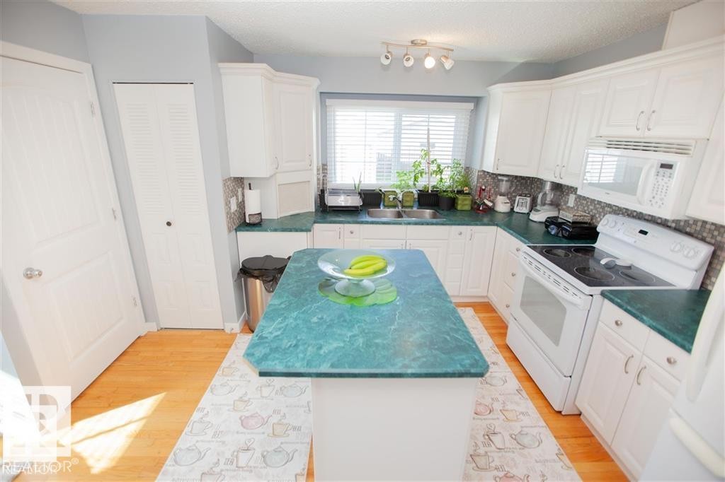 17208 106 Street Nw, Edmonton, AB - Indoor Photo Showing Kitchen