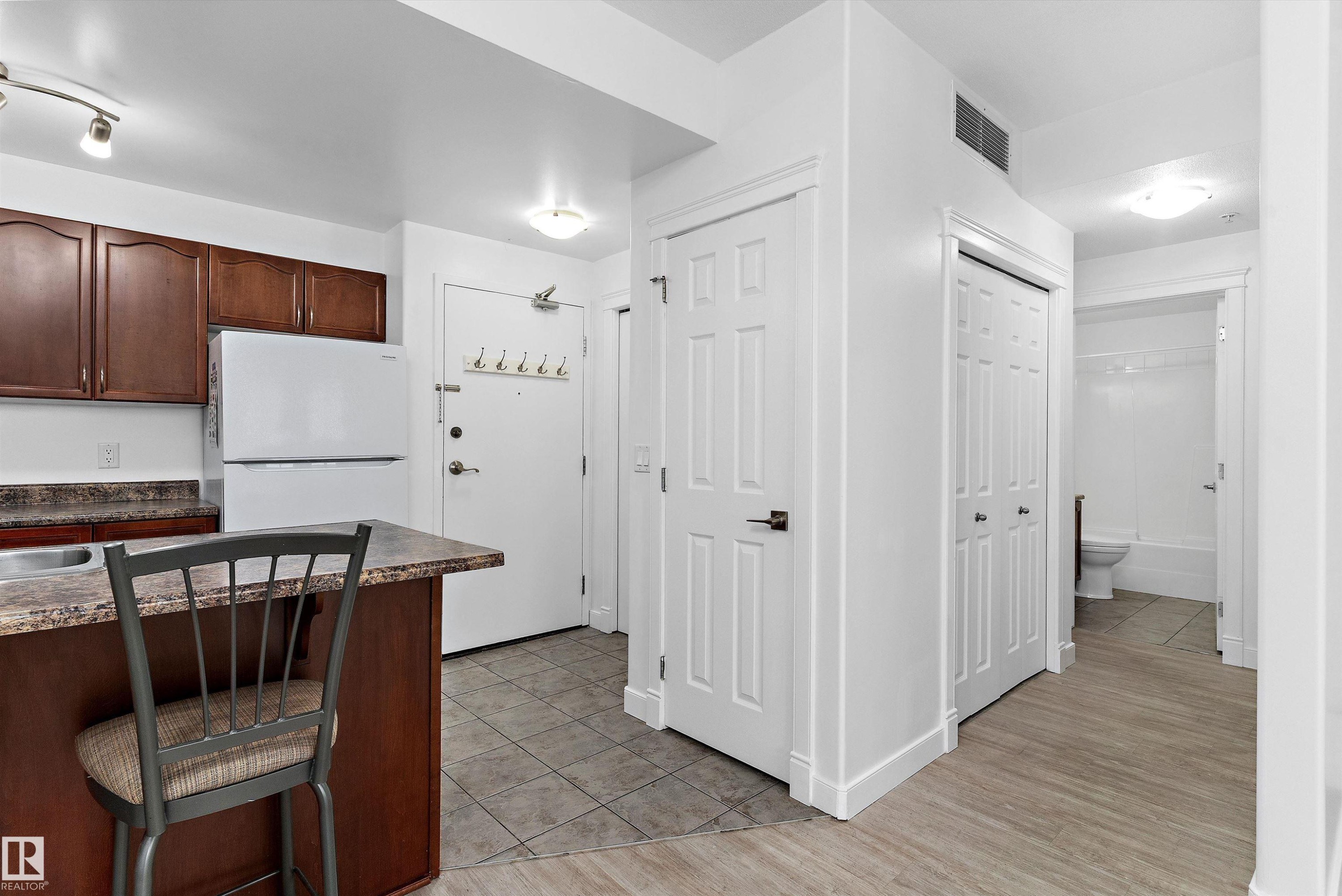 #902 9939 109 St Nw, Edmonton, AB - Indoor